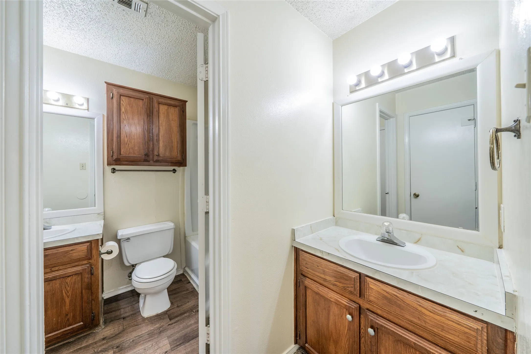 Townhouse For Sale in Dallas County , 122 Country Bend, Duncanville, Texas 75137, 2 Bedroom, 2 Bathroom, Garage spaces, 1,200 Sqft, built in 1983, mls#21389599, Real Estate Agent in Duncanville, Homes For Sale in Dallas county, Homes For Sale in Duncanville, Realtor in Duncanville Texas, Real Estate Brokerage Independent Realty Texas, Luminita Cordes Realtor