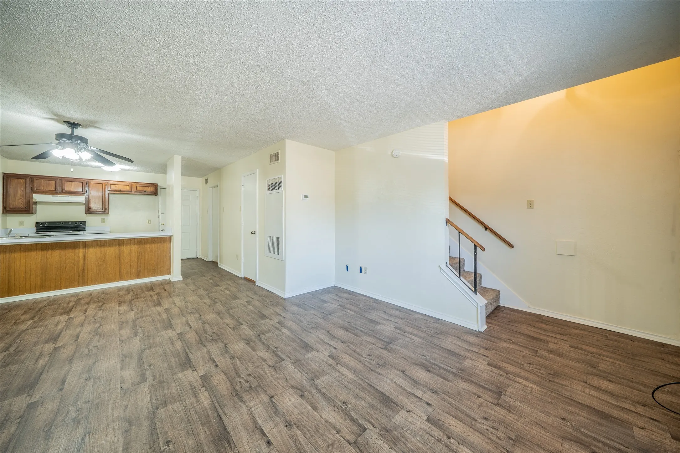 Townhouse For Sale in Dallas County , 122 Country Bend, Duncanville, Texas 75137, 2 Bedroom, 2 Bathroom, Garage spaces, 1,200 Sqft, built in 1983, mls#21389599, Real Estate Agent in Duncanville, Homes For Sale in Dallas county, Homes For Sale in Duncanville, Realtor in Duncanville Texas, Real Estate Brokerage Independent Realty Texas, Luminita Cordes Realtor