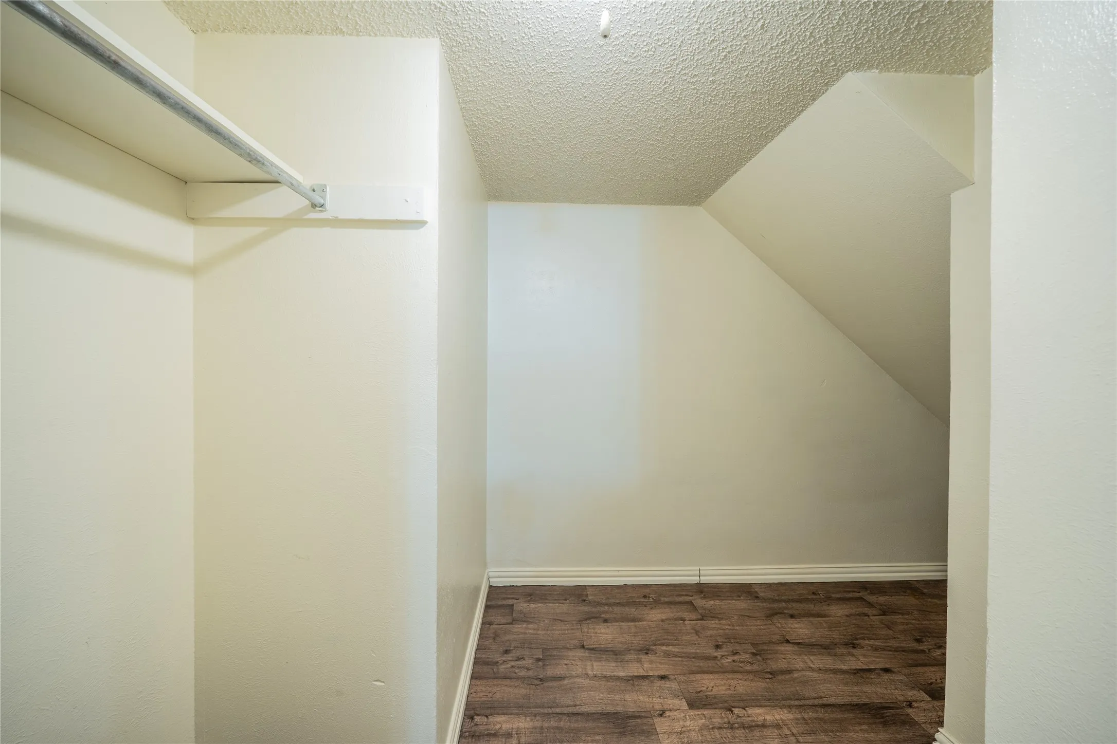 Townhouse For Sale in Dallas County , 122 Country Bend, Duncanville, Texas 75137, 2 Bedroom, 2 Bathroom, Garage spaces, 1,200 Sqft, built in 1983, mls#21389599, Real Estate Agent in Duncanville, Homes For Sale in Dallas county, Homes For Sale in Duncanville, Realtor in Duncanville Texas, Real Estate Brokerage Independent Realty Texas, Luminita Cordes Realtor