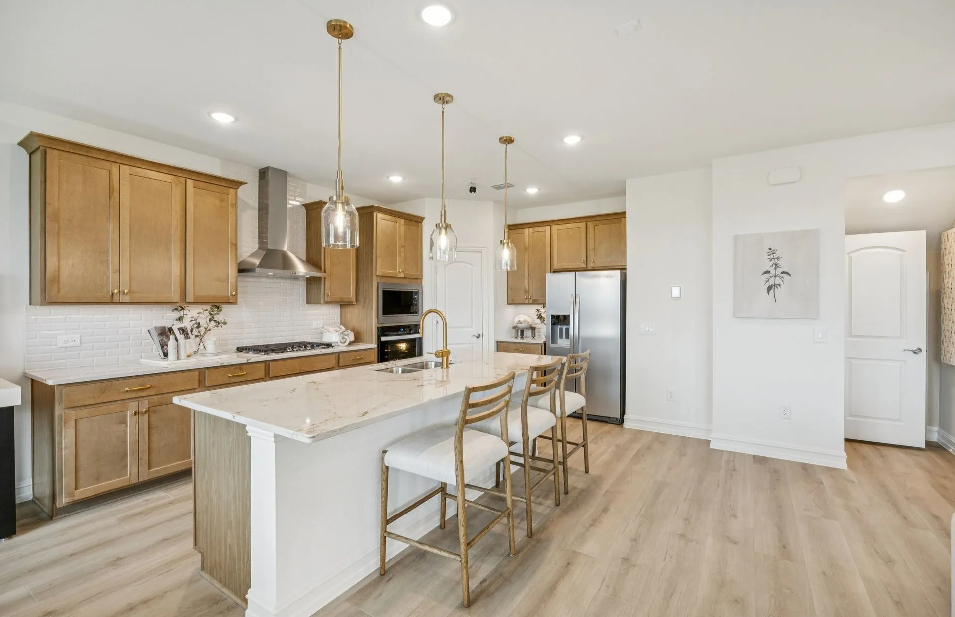 *Model Representation - Spacious kitchen with eat-in bartop island