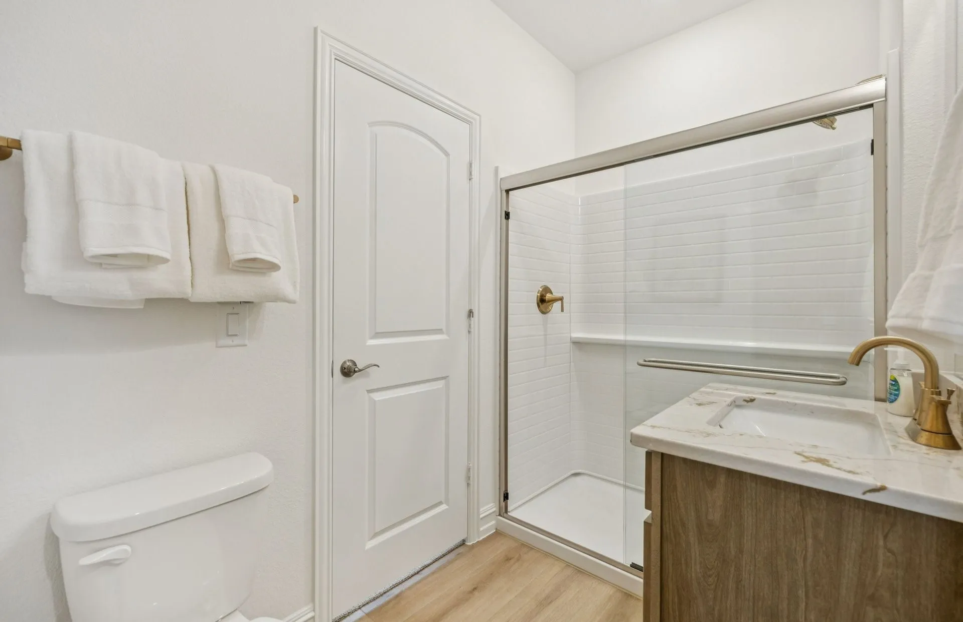 *Model Representation - Spacious secondary bathroom