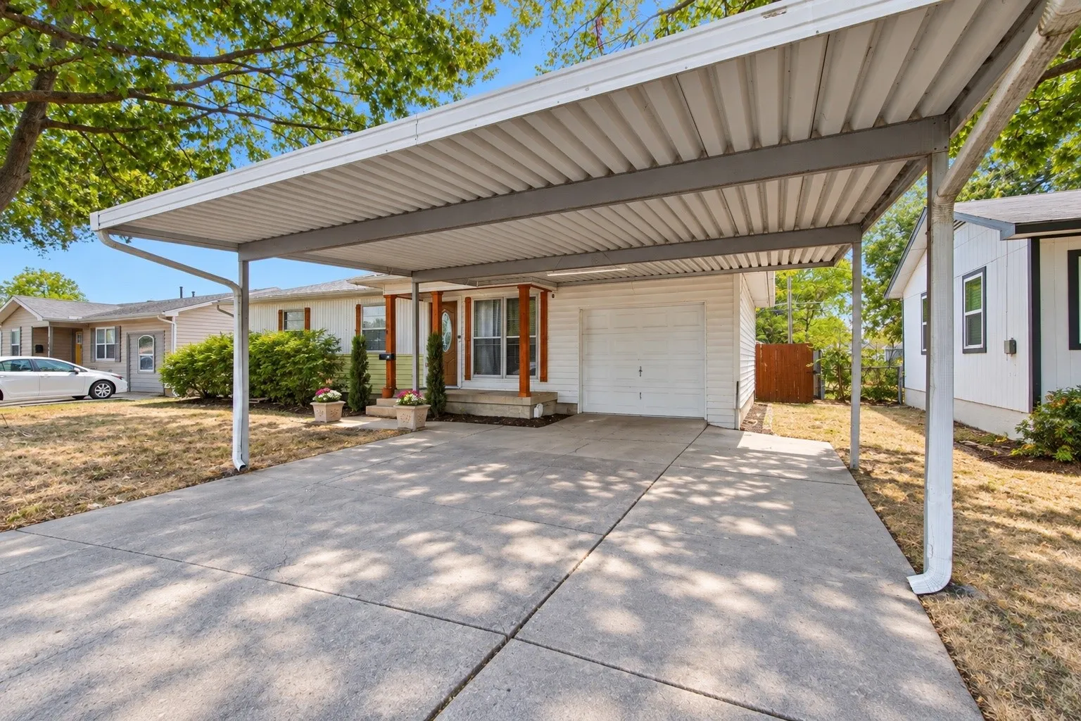Single Family Residence For Sale in Dallas County , 1141 Rancho Drive, Mesquite, Texas 75149, 3 Bedroom, 1 Bathroom, 1 Garage spaces, 1,182 Sqft, built in 1961, mls#21388886, Real Estate Agent in Mesquite, Homes For Sale in Dallas county, Homes For Sale in Mesquite, Realtor in Mesquite Texas, Real Estate Brokerage Independent Realty Texas, Luminita Cordes Realtor