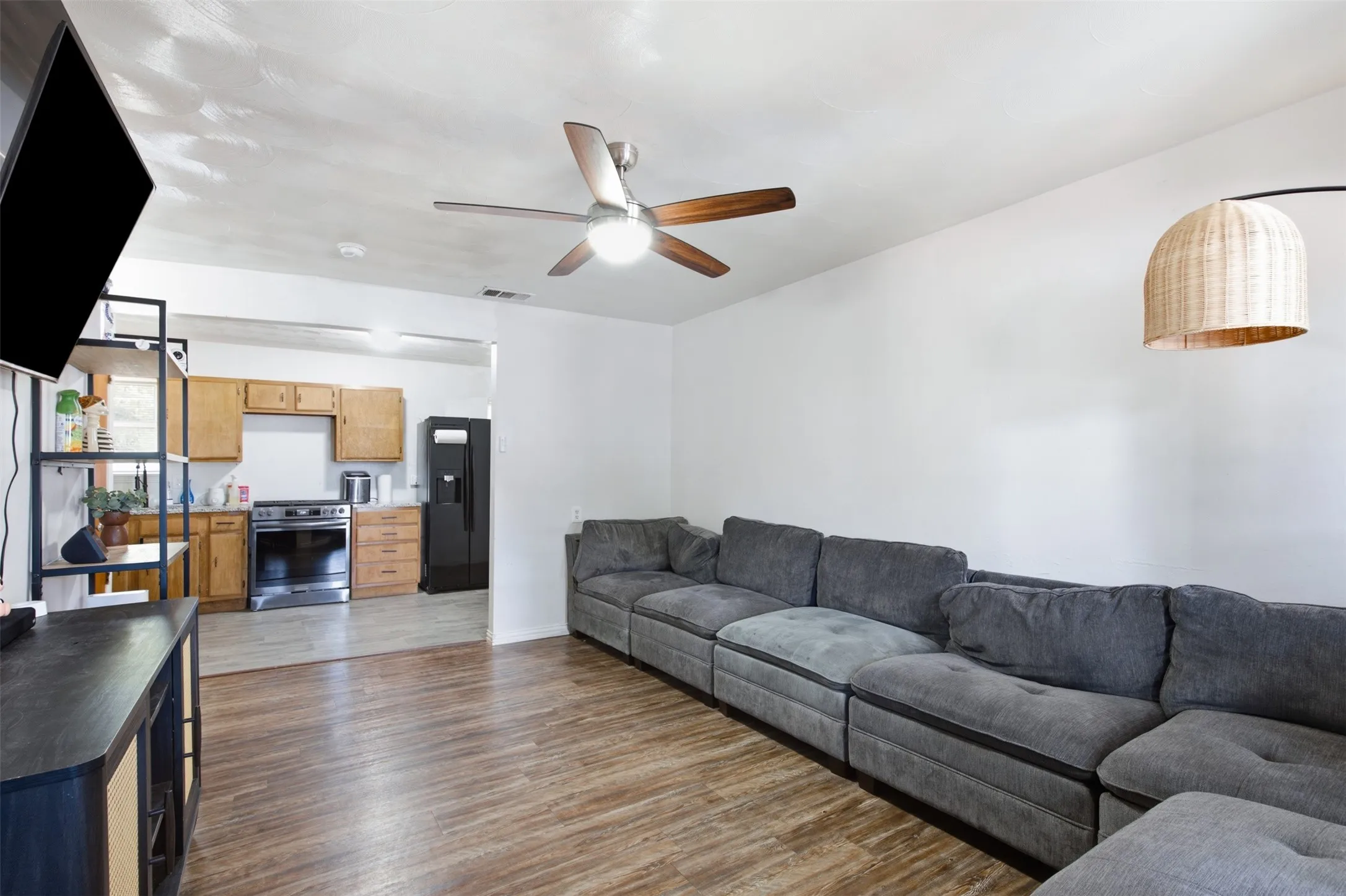Single Family Residence For Sale in Dallas County , 1141 Rancho Drive, Mesquite, Texas 75149, 3 Bedroom, 1 Bathroom, 1 Garage spaces, 1,182 Sqft, built in 1961, mls#21388886, Real Estate Agent in Mesquite, Homes For Sale in Dallas county, Homes For Sale in Mesquite, Realtor in Mesquite Texas, Real Estate Brokerage Independent Realty Texas, Luminita Cordes Realtor