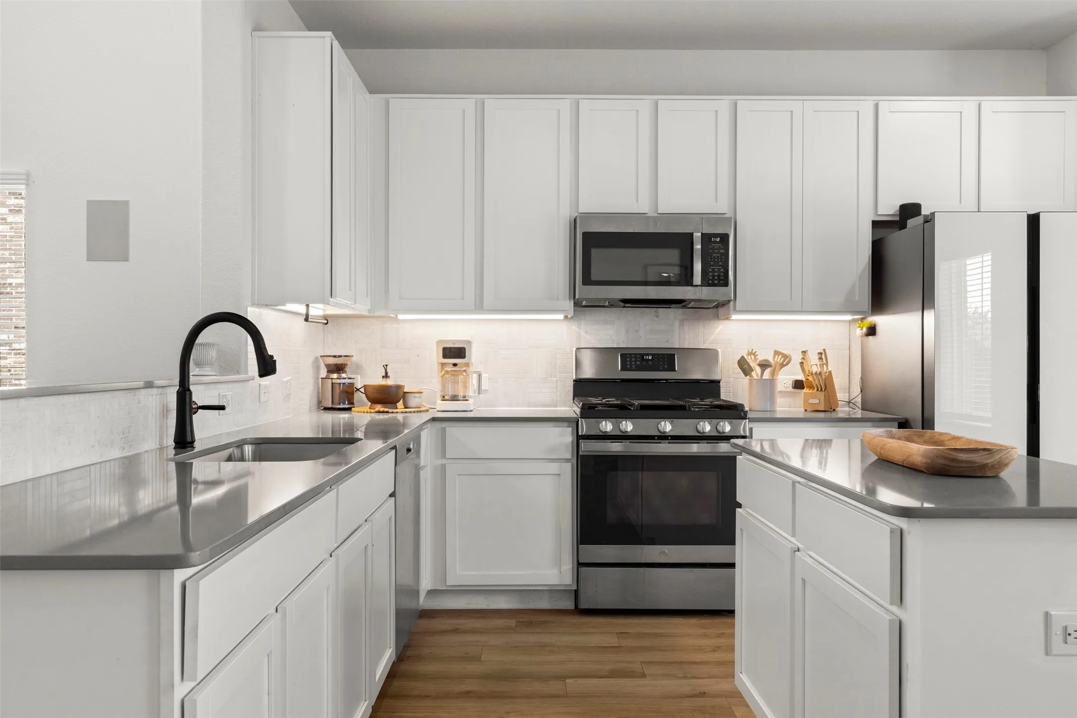 Upgraded 42" Kitchen Cabinets with cabinet under lighting