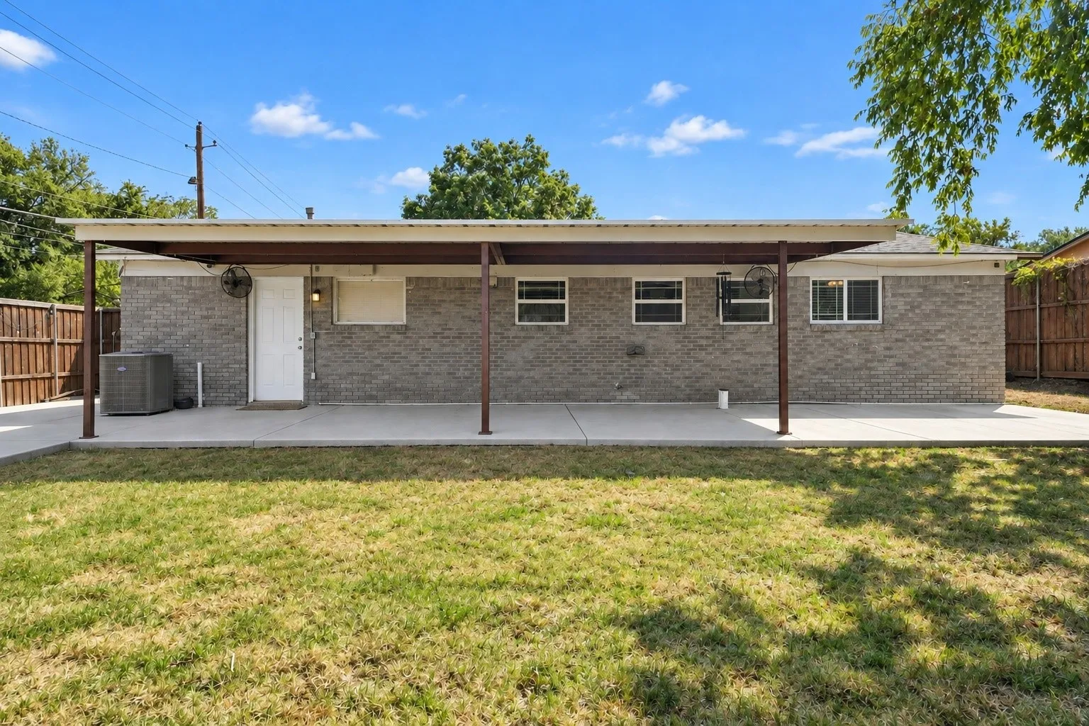 Single Family Residence For Sale in Tarrant County , 1900 Alan A Dale Road, Arlington, Texas 76013, 3 Bedroom, 2 Bathroom, 1 Garage spaces, 994 Sqft, built in 1959, mls#21389641, Real Estate Agent in Arlington, Homes For Sale in Tarrant county, Homes For Sale in Arlington, Realtor in Arlington Texas, Real Estate Brokerage Independent Realty Texas, Luminita Cordes Realtor