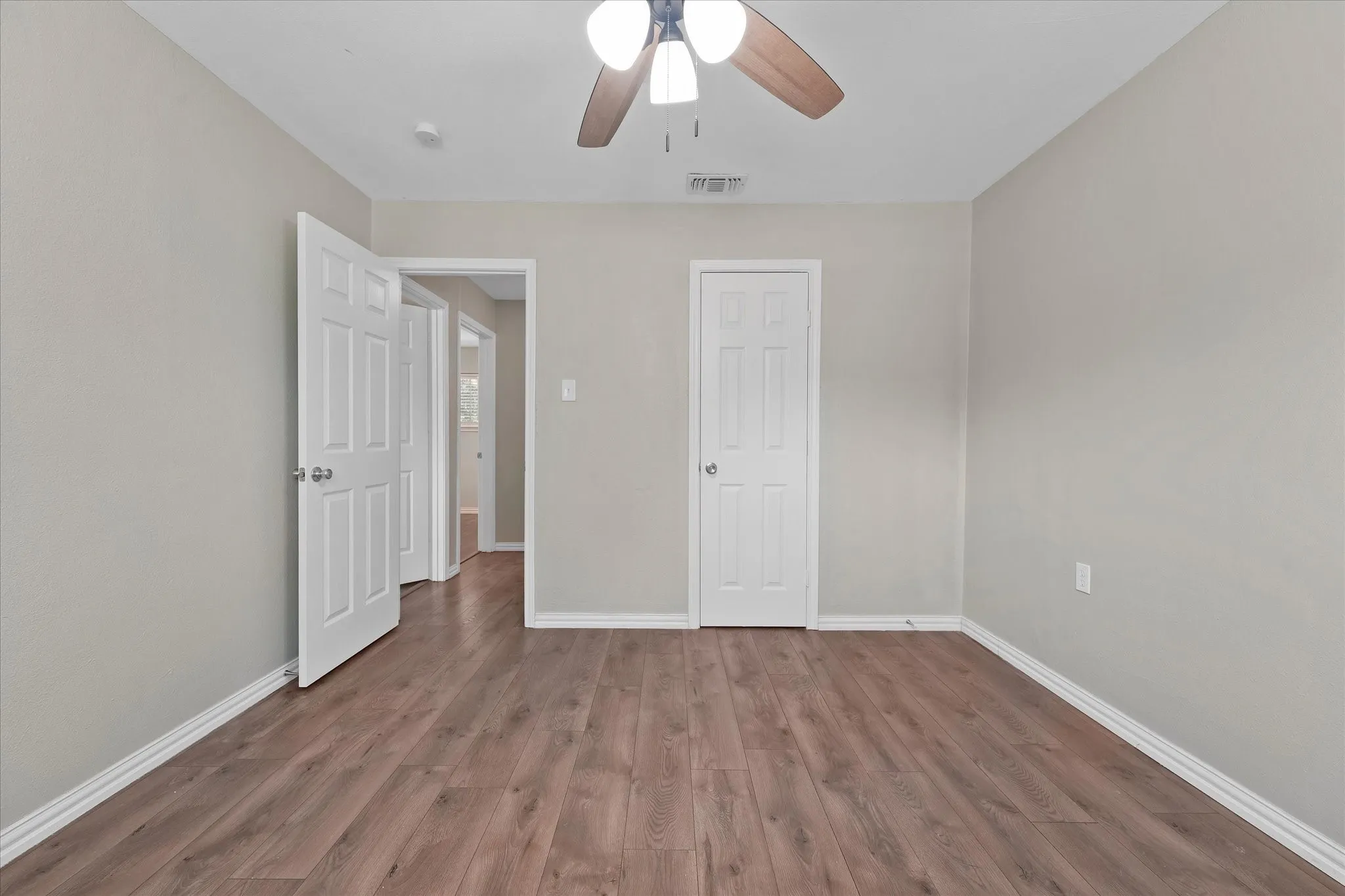 Single Family Residence For Sale in Tarrant County , 1900 Alan A Dale Road, Arlington, Texas 76013, 3 Bedroom, 2 Bathroom, 1 Garage spaces, 994 Sqft, built in 1959, mls#21389641, Real Estate Agent in Arlington, Homes For Sale in Tarrant county, Homes For Sale in Arlington, Realtor in Arlington Texas, Real Estate Brokerage Independent Realty Texas, Luminita Cordes Realtor