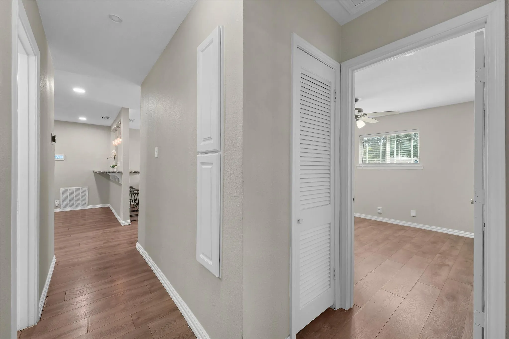 Single Family Residence For Sale in Tarrant County , 1900 Alan A Dale Road, Arlington, Texas 76013, 3 Bedroom, 2 Bathroom, 1 Garage spaces, 994 Sqft, built in 1959, mls#21389641, Real Estate Agent in Arlington, Homes For Sale in Tarrant county, Homes For Sale in Arlington, Realtor in Arlington Texas, Real Estate Brokerage Independent Realty Texas, Luminita Cordes Realtor