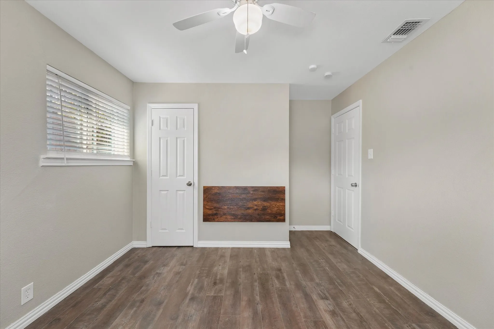 Single Family Residence For Sale in Tarrant County , 1900 Alan A Dale Road, Arlington, Texas 76013, 3 Bedroom, 2 Bathroom, 1 Garage spaces, 994 Sqft, built in 1959, mls#21389641, Real Estate Agent in Arlington, Homes For Sale in Tarrant county, Homes For Sale in Arlington, Realtor in Arlington Texas, Real Estate Brokerage Independent Realty Texas, Luminita Cordes Realtor