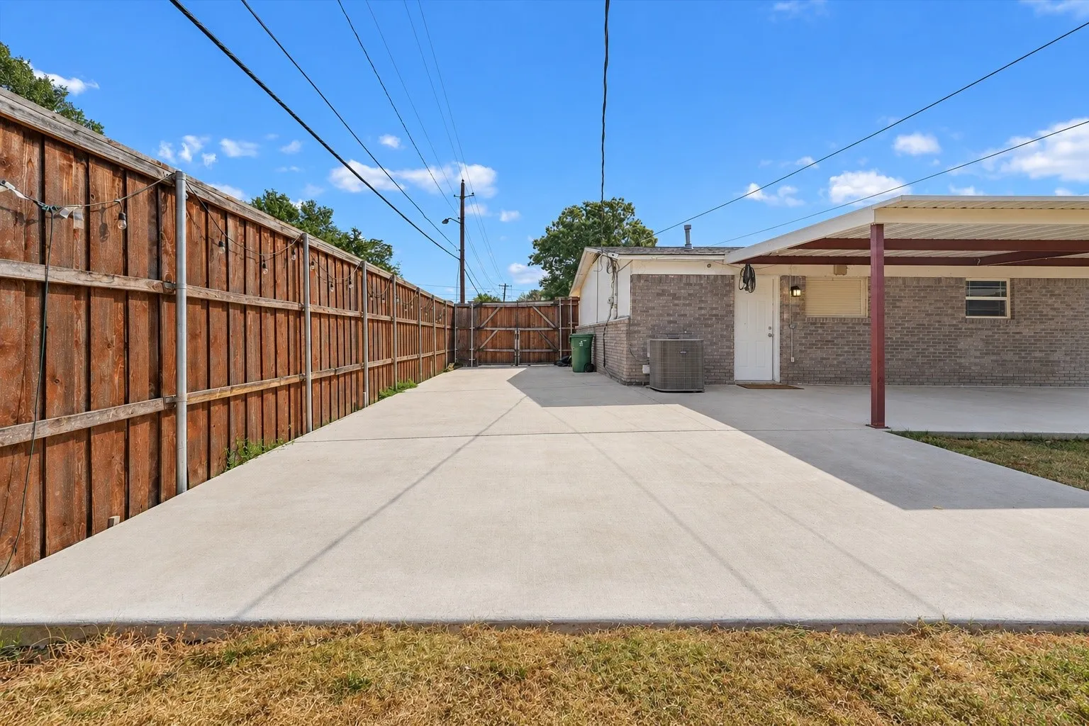 Single Family Residence For Sale in Tarrant County , 1900 Alan A Dale Road, Arlington, Texas 76013, 3 Bedroom, 2 Bathroom, 1 Garage spaces, 994 Sqft, built in 1959, mls#21389641, Real Estate Agent in Arlington, Homes For Sale in Tarrant county, Homes For Sale in Arlington, Realtor in Arlington Texas, Real Estate Brokerage Independent Realty Texas, Luminita Cordes Realtor