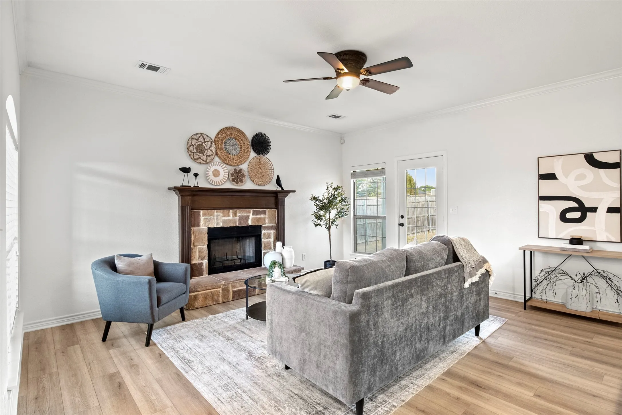Single Family Residence For Sale in Ellis County , 903 E Burnett Street, Ennis, Texas 75119, 3 Bedroom, 2 Bathroom, 2 Garage spaces, 1,355 Sqft, built in 2002, mls#21388148, Real Estate Agent in Ennis, Homes For Sale in Ellis county, Homes For Sale in Ennis, Realtor in Ennis Texas, Real Estate Brokerage Independent Realty Texas, Luminita Cordes Realtor