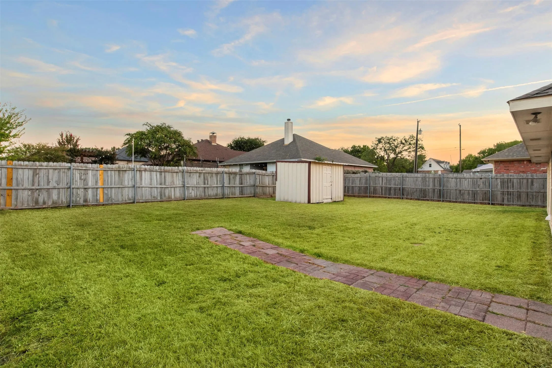 Single Family Residence For Sale in Ellis County , 903 E Burnett Street, Ennis, Texas 75119, 3 Bedroom, 2 Bathroom, 2 Garage spaces, 1,355 Sqft, built in 2002, mls#21388148, Real Estate Agent in Ennis, Homes For Sale in Ellis county, Homes For Sale in Ennis, Realtor in Ennis Texas, Real Estate Brokerage Independent Realty Texas, Luminita Cordes Realtor