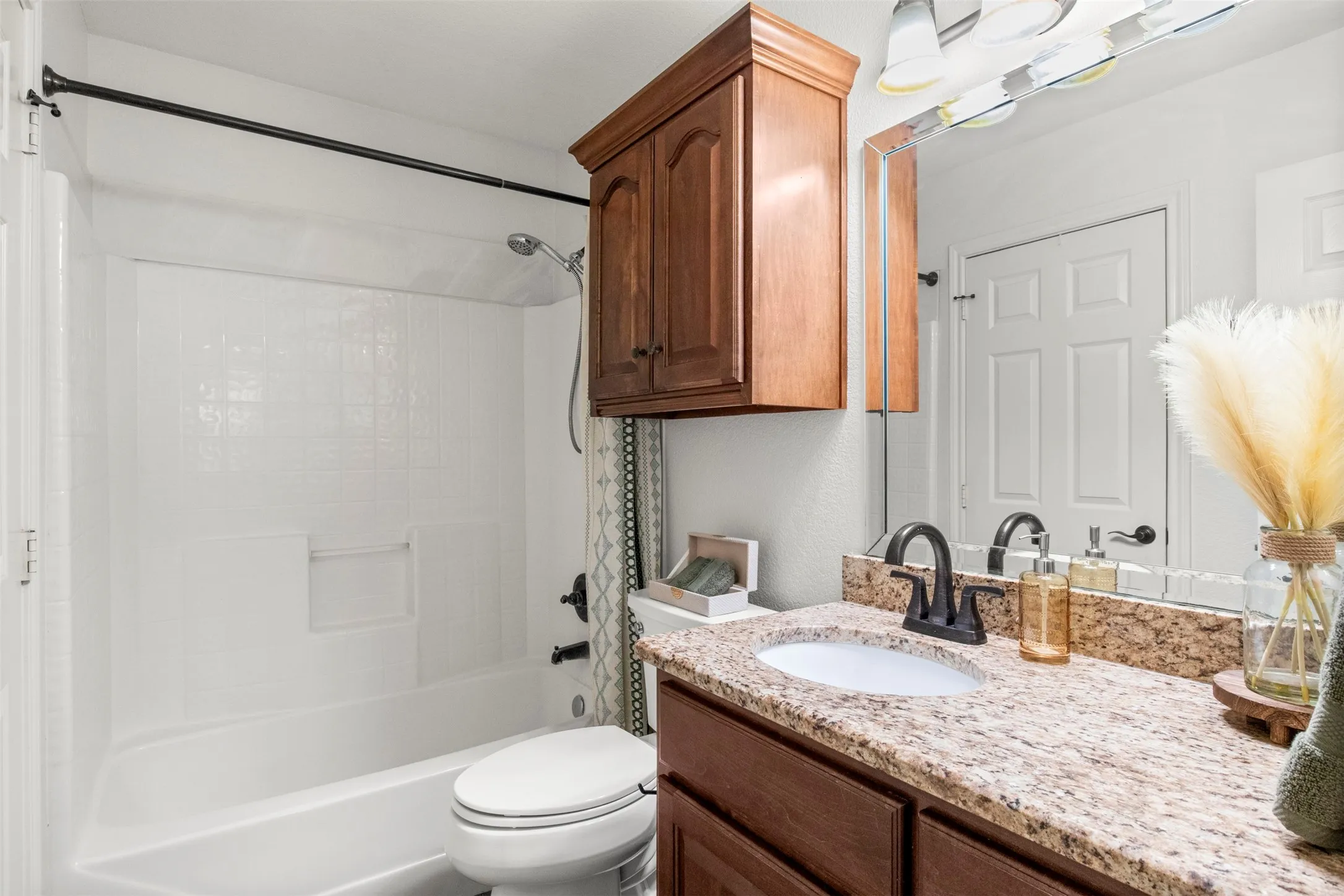 Single Family Residence For Sale in Ellis County , 903 E Burnett Street, Ennis, Texas 75119, 3 Bedroom, 2 Bathroom, 2 Garage spaces, 1,355 Sqft, built in 2002, mls#21388148, Real Estate Agent in Ennis, Homes For Sale in Ellis county, Homes For Sale in Ennis, Realtor in Ennis Texas, Real Estate Brokerage Independent Realty Texas, Luminita Cordes Realtor