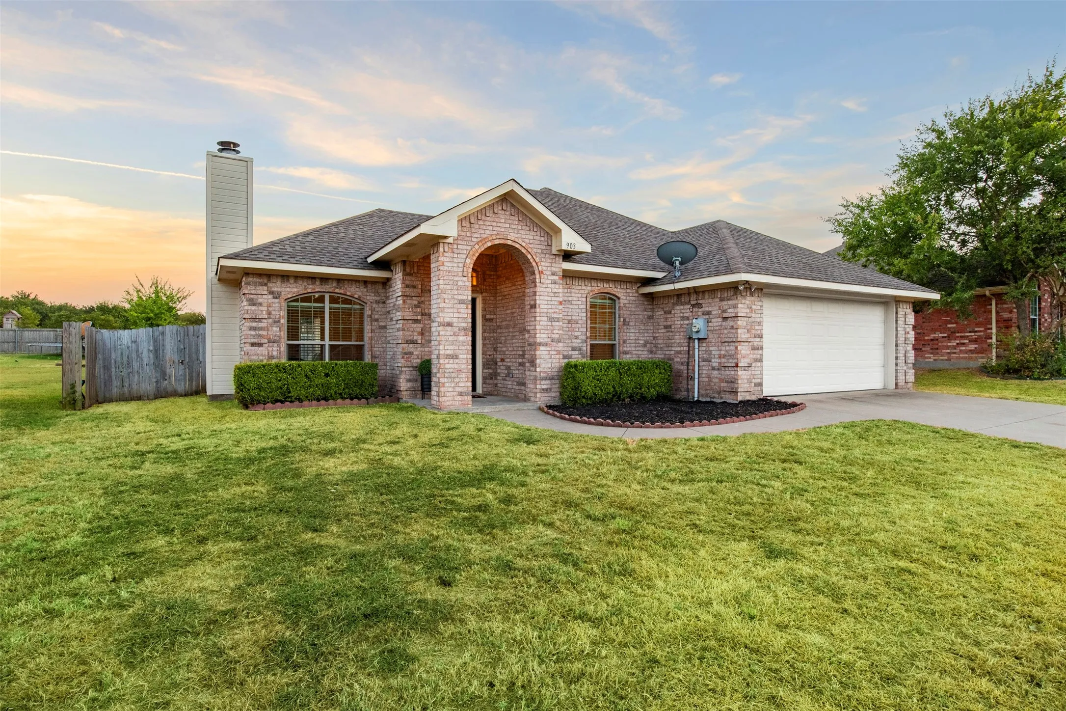 Single Family Residence For Sale in Ellis County , 903 E Burnett Street, Ennis, Texas 75119, 3 Bedroom, 2 Bathroom, 2 Garage spaces, 1,355 Sqft, built in 2002, mls#21388148, Real Estate Agent in Ennis, Homes For Sale in Ellis county, Homes For Sale in Ennis, Realtor in Ennis Texas, Real Estate Brokerage Independent Realty Texas, Luminita Cordes Realtor