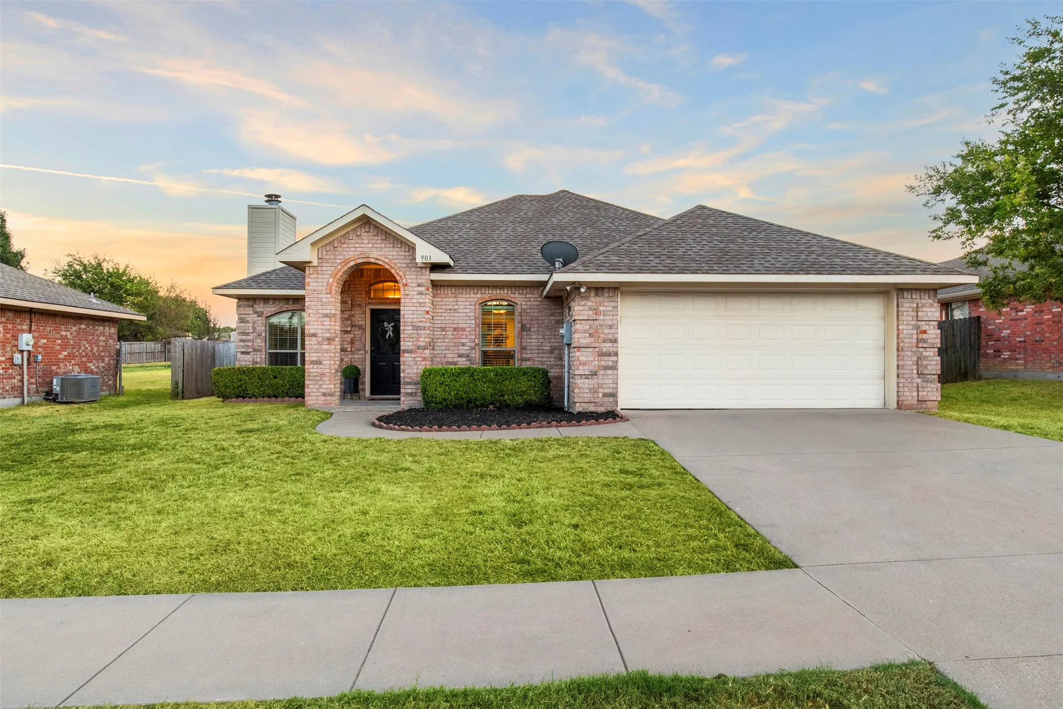 Single Family Residence For Sale in Ellis County , 903 E Burnett Street, Ennis, Texas 75119, 3 Bedroom, 2 Bathroom, 2 Garage spaces, 1,355 Sqft, built in 2002, mls#21388148, Real Estate Agent in Ennis, Homes For Sale in Ellis county, Homes For Sale in Ennis, Realtor in Ennis Texas, Real Estate Brokerage Independent Realty Texas, Luminita Cordes Realtor