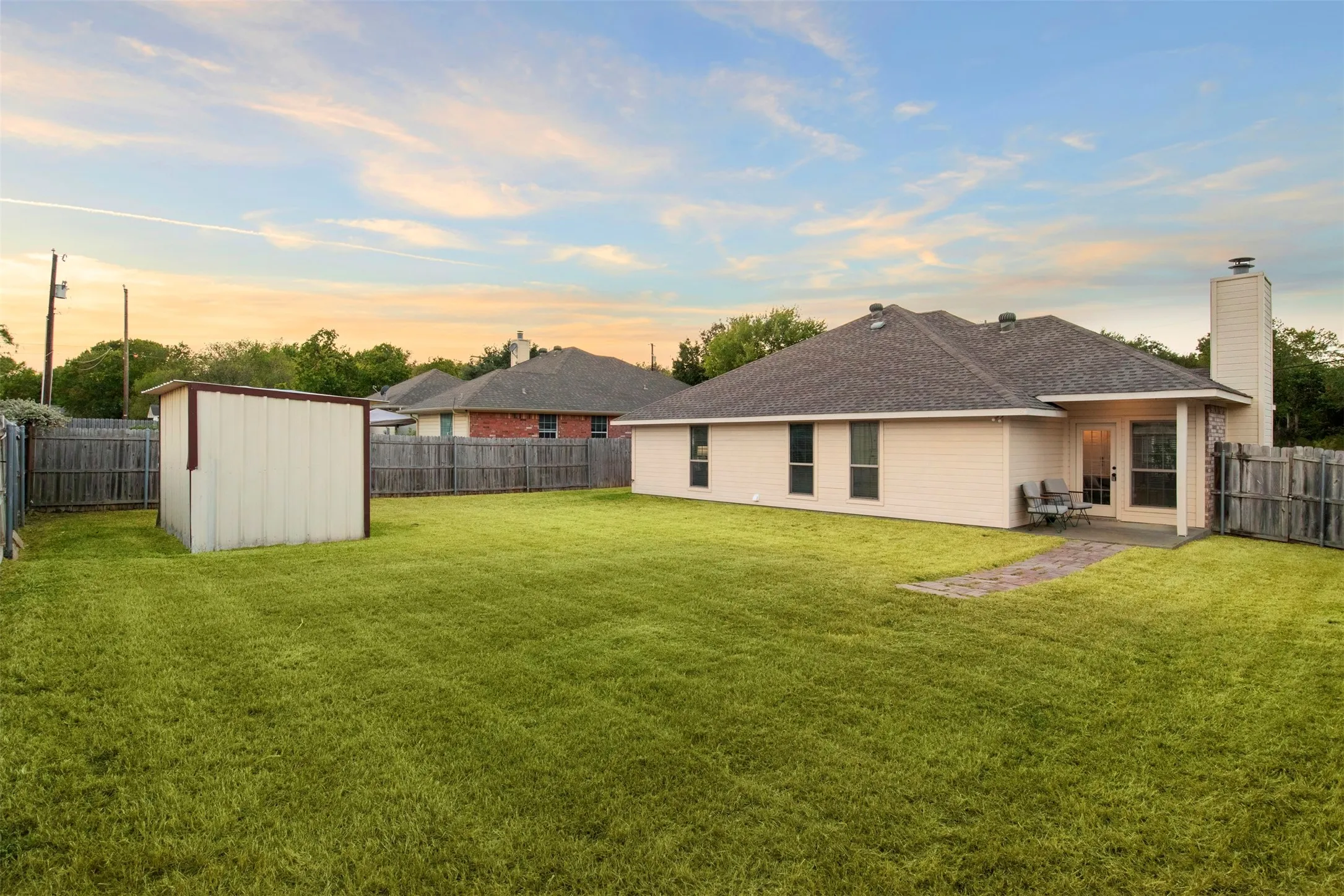 Single Family Residence For Sale in Ellis County , 903 E Burnett Street, Ennis, Texas 75119, 3 Bedroom, 2 Bathroom, 2 Garage spaces, 1,355 Sqft, built in 2002, mls#21388148, Real Estate Agent in Ennis, Homes For Sale in Ellis county, Homes For Sale in Ennis, Realtor in Ennis Texas, Real Estate Brokerage Independent Realty Texas, Luminita Cordes Realtor