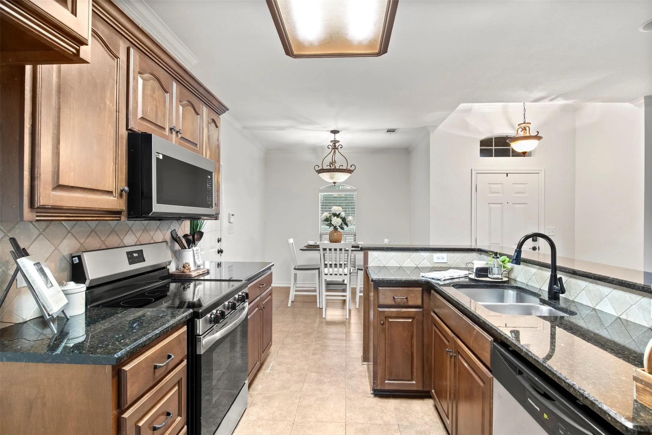 Single Family Residence For Sale in Ellis County , 903 E Burnett Street, Ennis, Texas 75119, 3 Bedroom, 2 Bathroom, 2 Garage spaces, 1,355 Sqft, built in 2002, mls#21388148, Real Estate Agent in Ennis, Homes For Sale in Ellis county, Homes For Sale in Ennis, Realtor in Ennis Texas, Real Estate Brokerage Independent Realty Texas, Luminita Cordes Realtor