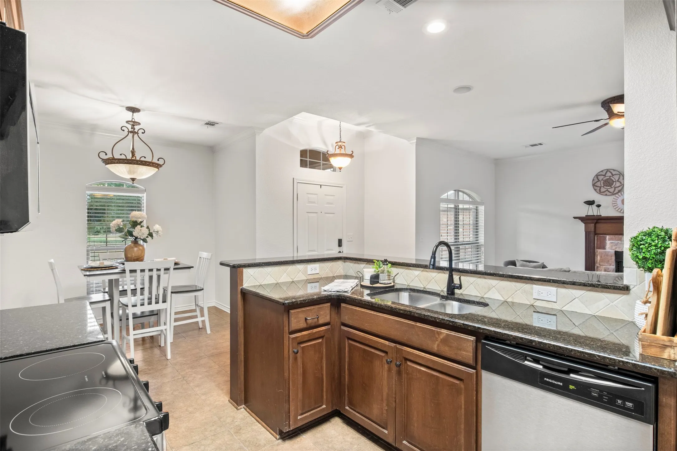 Single Family Residence For Sale in Ellis County , 903 E Burnett Street, Ennis, Texas 75119, 3 Bedroom, 2 Bathroom, 2 Garage spaces, 1,355 Sqft, built in 2002, mls#21388148, Real Estate Agent in Ennis, Homes For Sale in Ellis county, Homes For Sale in Ennis, Realtor in Ennis Texas, Real Estate Brokerage Independent Realty Texas, Luminita Cordes Realtor