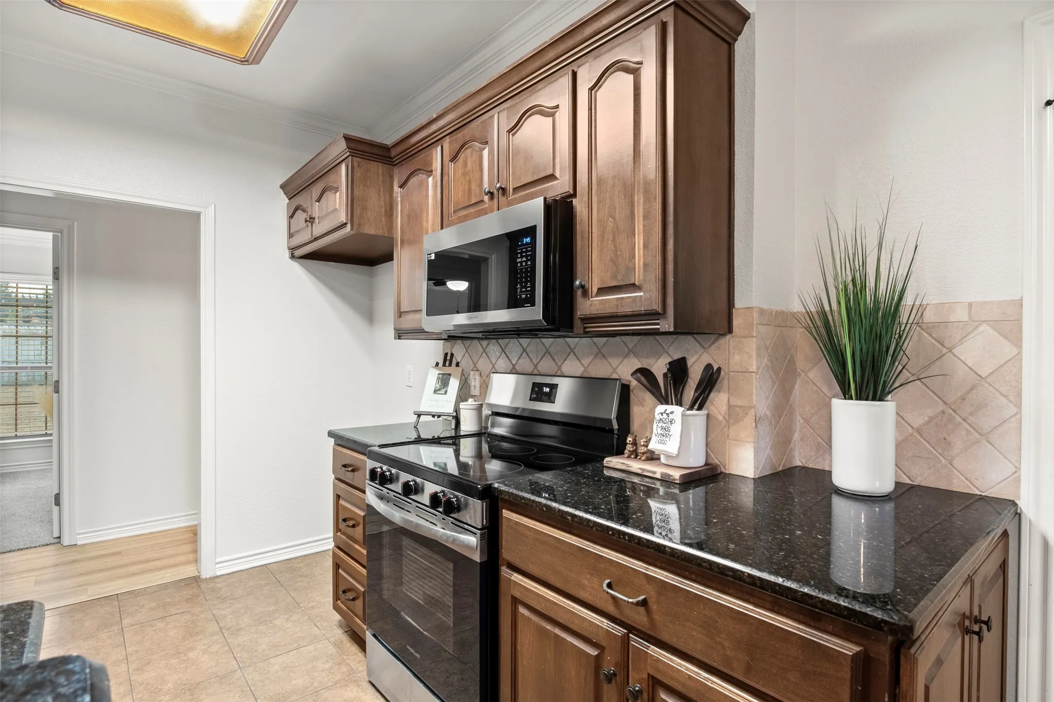 Single Family Residence For Sale in Ellis County , 903 E Burnett Street, Ennis, Texas 75119, 3 Bedroom, 2 Bathroom, 2 Garage spaces, 1,355 Sqft, built in 2002, mls#21388148, Real Estate Agent in Ennis, Homes For Sale in Ellis county, Homes For Sale in Ennis, Realtor in Ennis Texas, Real Estate Brokerage Independent Realty Texas, Luminita Cordes Realtor