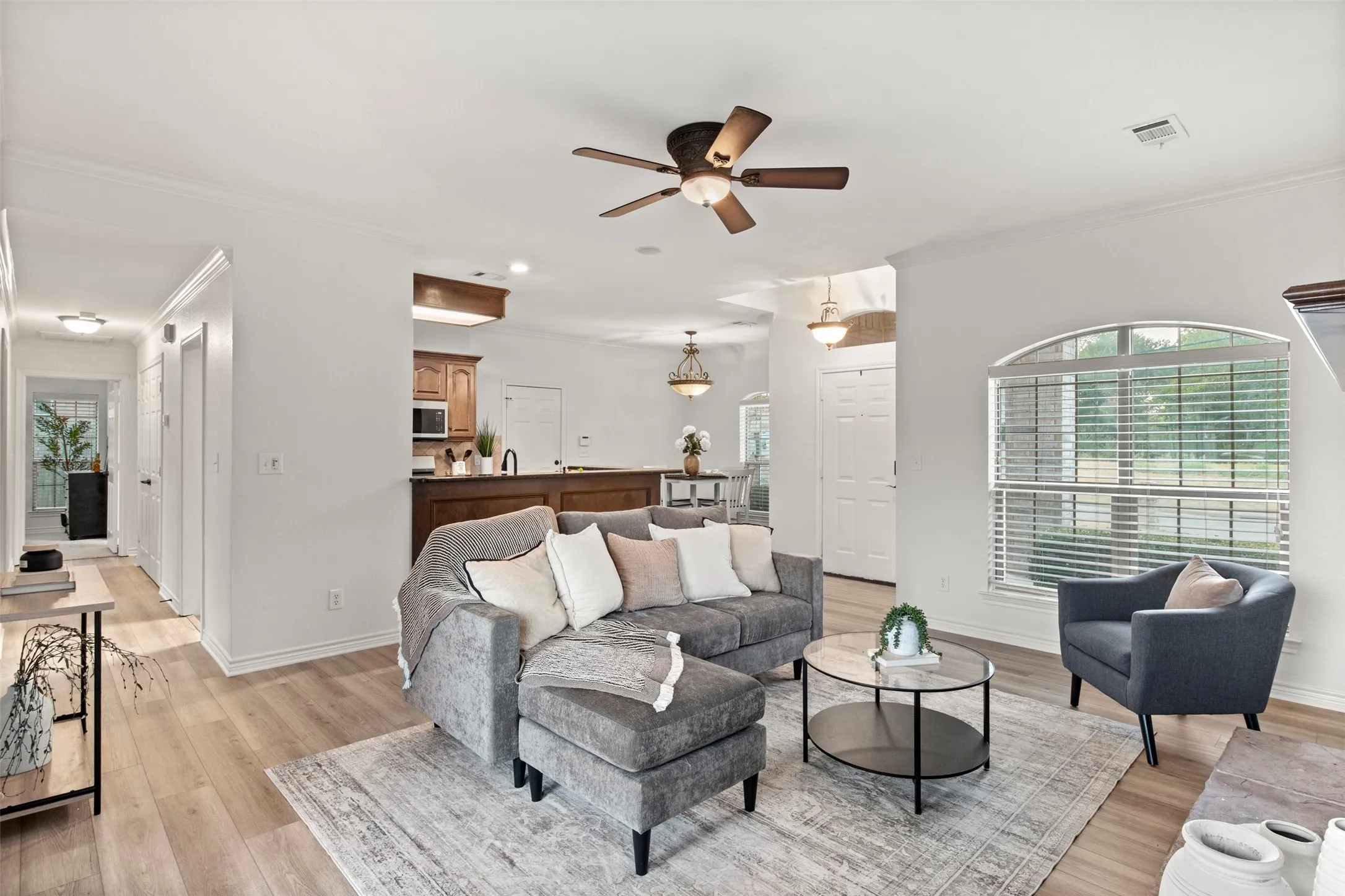Single Family Residence For Sale in Ellis County , 903 E Burnett Street, Ennis, Texas 75119, 3 Bedroom, 2 Bathroom, 2 Garage spaces, 1,355 Sqft, built in 2002, mls#21388148, Real Estate Agent in Ennis, Homes For Sale in Ellis county, Homes For Sale in Ennis, Realtor in Ennis Texas, Real Estate Brokerage Independent Realty Texas, Luminita Cordes Realtor