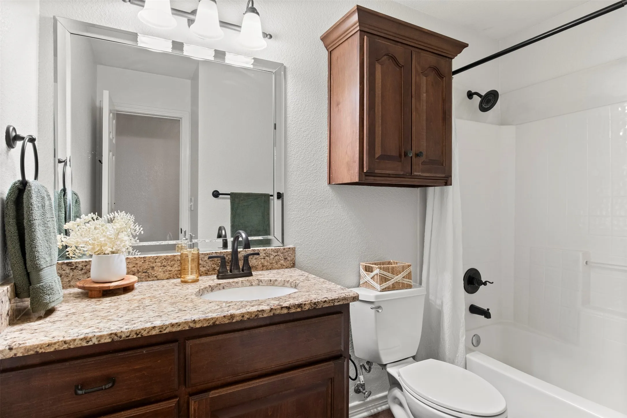 Single Family Residence For Sale in Ellis County , 903 E Burnett Street, Ennis, Texas 75119, 3 Bedroom, 2 Bathroom, 2 Garage spaces, 1,355 Sqft, built in 2002, mls#21388148, Real Estate Agent in Ennis, Homes For Sale in Ellis county, Homes For Sale in Ennis, Realtor in Ennis Texas, Real Estate Brokerage Independent Realty Texas, Luminita Cordes Realtor