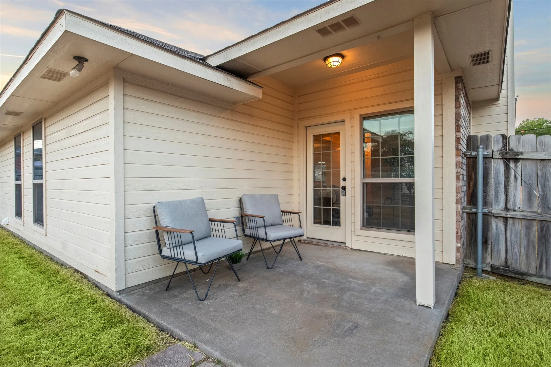Single Family Residence For Sale in Ellis County , 903 E Burnett Street, Ennis, Texas 75119, 3 Bedroom, 2 Bathroom, 2 Garage spaces, 1,355 Sqft, built in 2002, mls#21388148, Real Estate Agent in Ennis, Homes For Sale in Ellis county, Homes For Sale in Ennis, Realtor in Ennis Texas, Real Estate Brokerage Independent Realty Texas, Luminita Cordes Realtor
