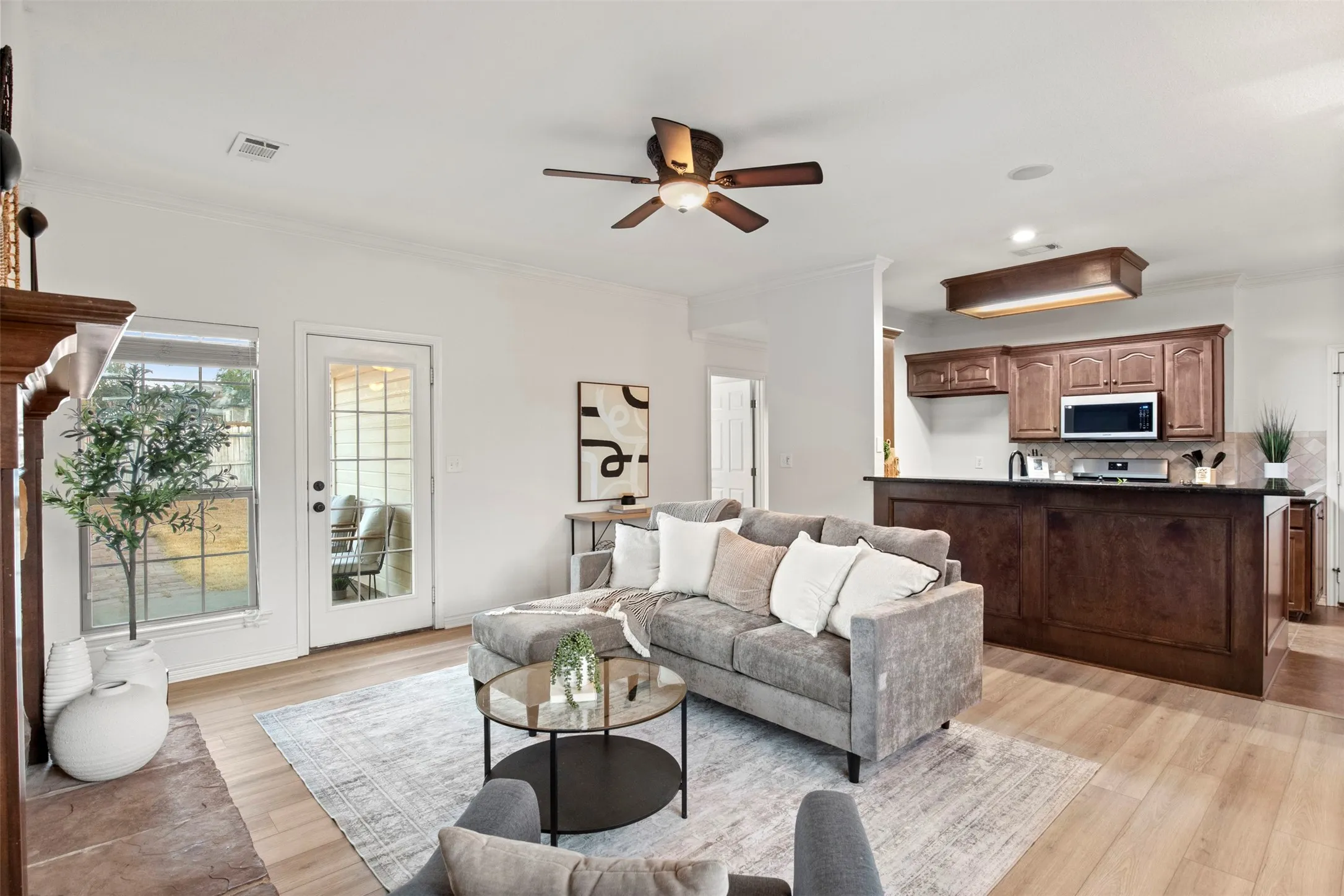 Single Family Residence For Sale in Ellis County , 903 E Burnett Street, Ennis, Texas 75119, 3 Bedroom, 2 Bathroom, 2 Garage spaces, 1,355 Sqft, built in 2002, mls#21388148, Real Estate Agent in Ennis, Homes For Sale in Ellis county, Homes For Sale in Ennis, Realtor in Ennis Texas, Real Estate Brokerage Independent Realty Texas, Luminita Cordes Realtor