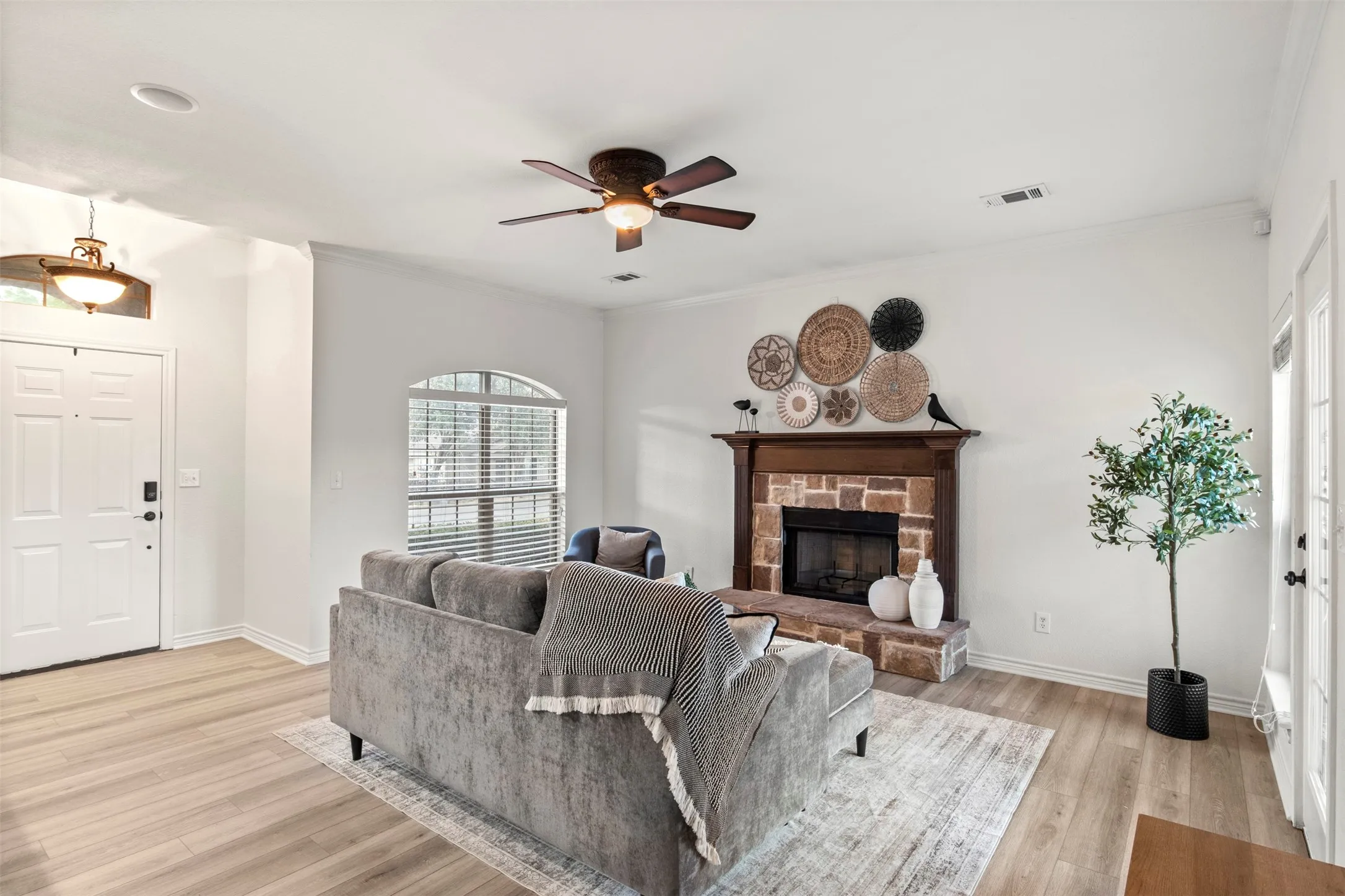 Single Family Residence For Sale in Ellis County , 903 E Burnett Street, Ennis, Texas 75119, 3 Bedroom, 2 Bathroom, 2 Garage spaces, 1,355 Sqft, built in 2002, mls#21388148, Real Estate Agent in Ennis, Homes For Sale in Ellis county, Homes For Sale in Ennis, Realtor in Ennis Texas, Real Estate Brokerage Independent Realty Texas, Luminita Cordes Realtor