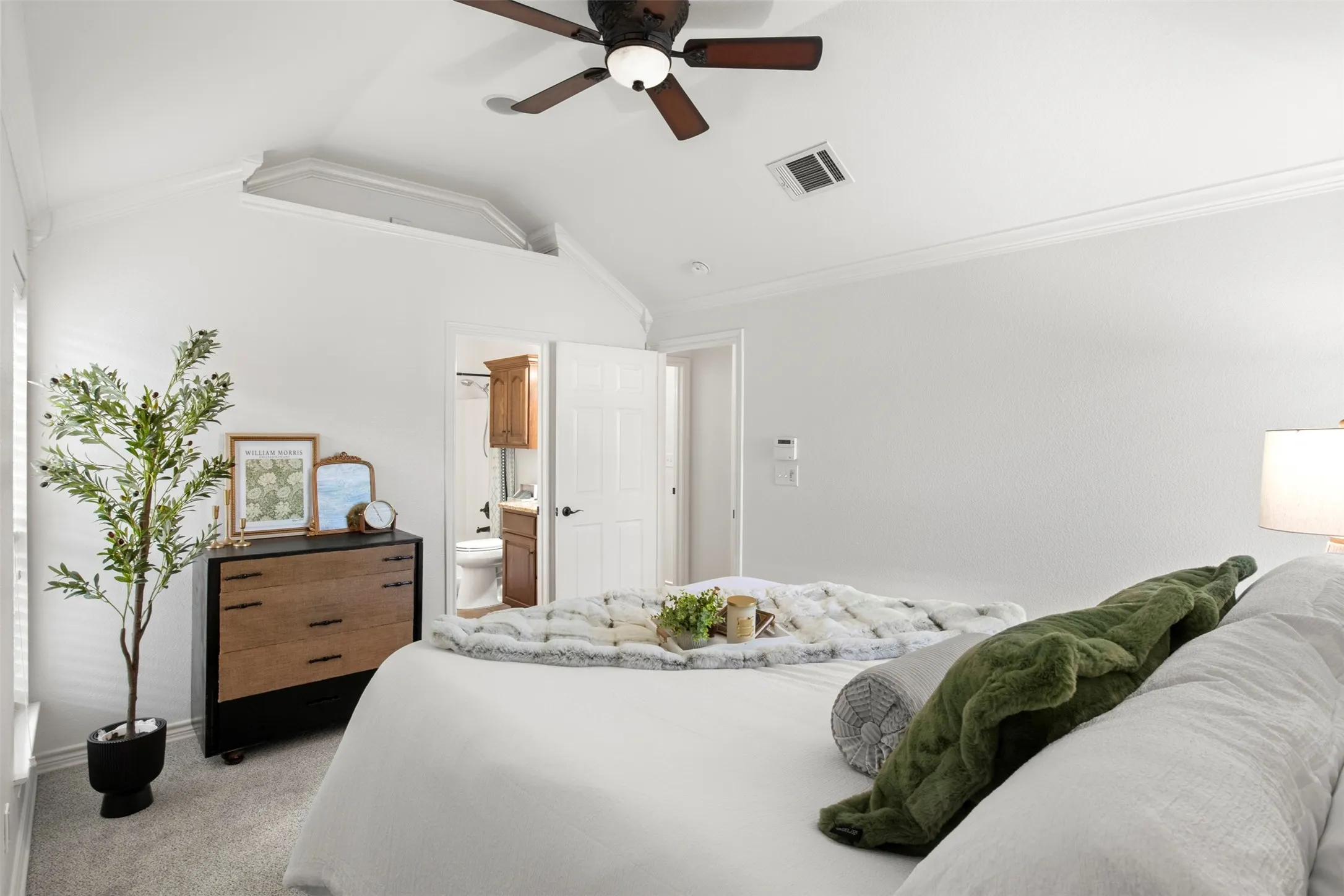 Single Family Residence For Sale in Ellis County , 903 E Burnett Street, Ennis, Texas 75119, 3 Bedroom, 2 Bathroom, 2 Garage spaces, 1,355 Sqft, built in 2002, mls#21388148, Real Estate Agent in Ennis, Homes For Sale in Ellis county, Homes For Sale in Ennis, Realtor in Ennis Texas, Real Estate Brokerage Independent Realty Texas, Luminita Cordes Realtor