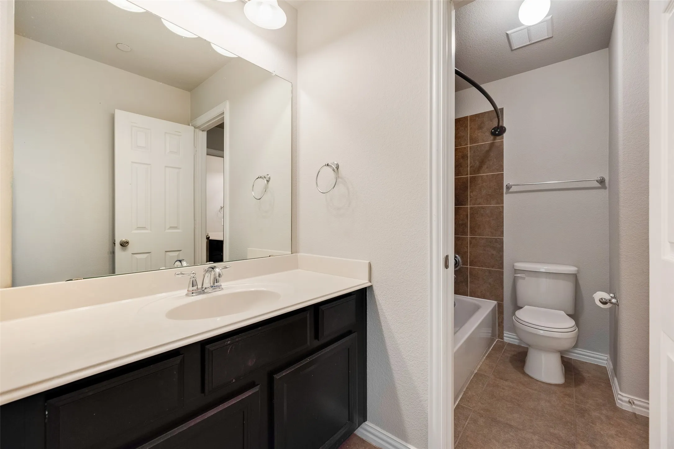 Single Family Residence For Sale in Denton County , 1114 Eastwick Drive, Roanoke, Texas 76262, 4 Bedroom, 4 Bathroom, 3 Garage spaces, 4,159 Sqft, built in 2010, mls#21389020, Real Estate Agent in Roanoke, Homes For Sale in Denton county, Homes For Sale in Roanoke, Realtor in Roanoke Texas, Real Estate Brokerage Independent Realty Texas, Luminita Cordes Realtor