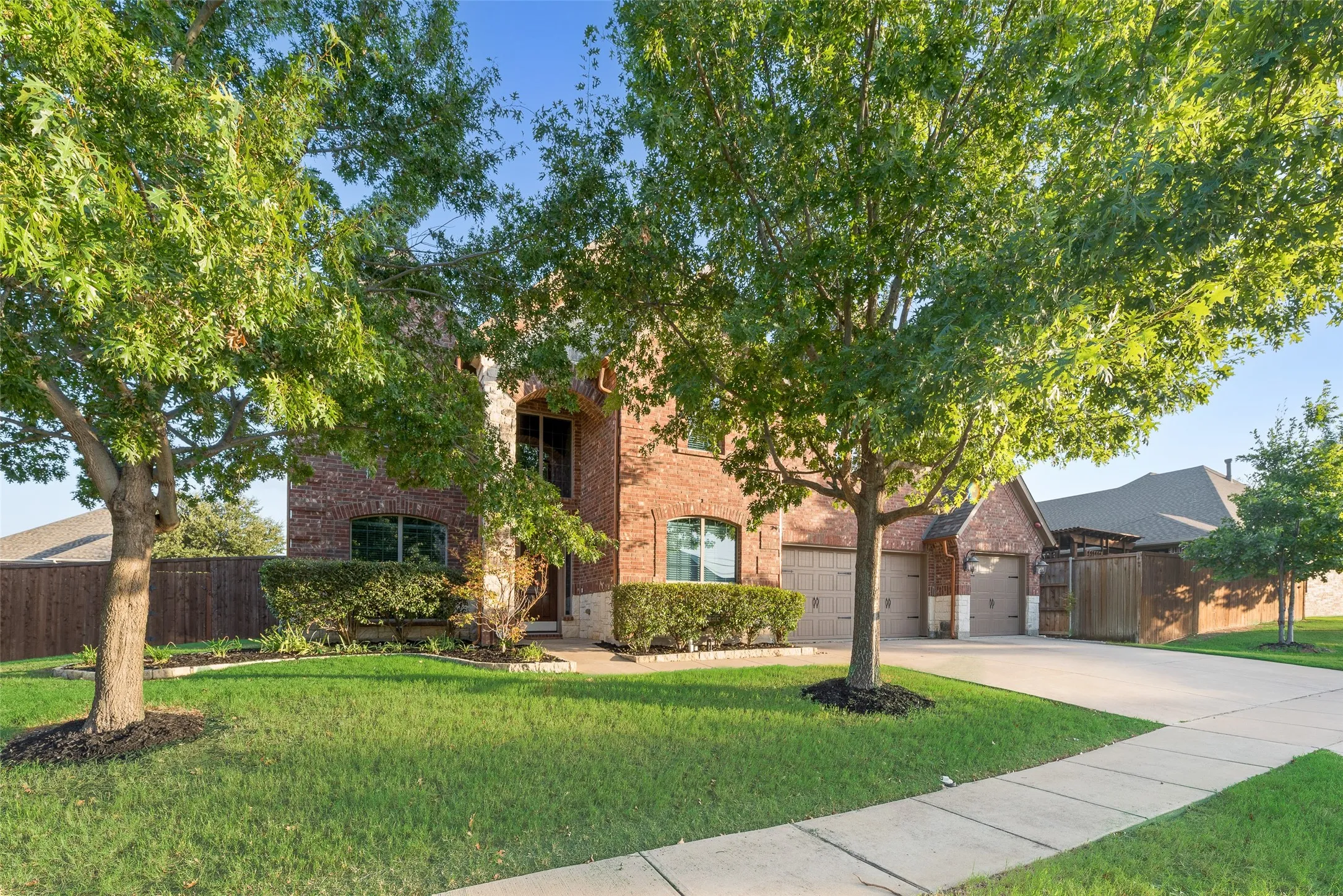 Single Family Residence For Sale in Denton County , 1114 Eastwick Drive, Roanoke, Texas 76262, 4 Bedroom, 4 Bathroom, 3 Garage spaces, 4,159 Sqft, built in 2010, mls#21389020, Real Estate Agent in Roanoke, Homes For Sale in Denton county, Homes For Sale in Roanoke, Realtor in Roanoke Texas, Real Estate Brokerage Independent Realty Texas, Luminita Cordes Realtor