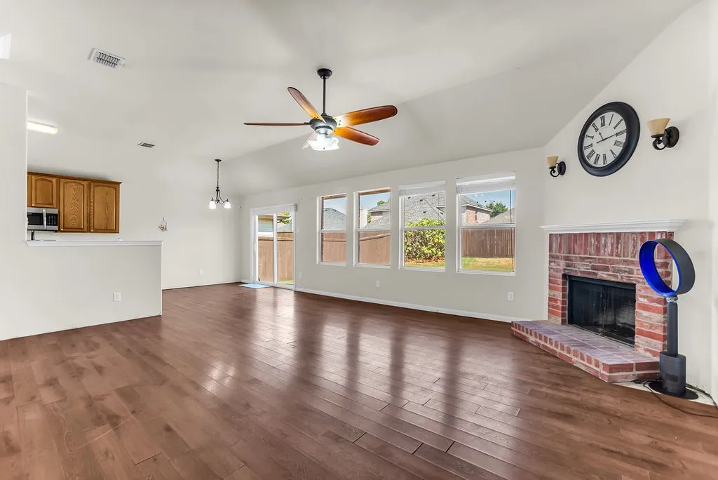 Single Family Residence For Sale in Collin County , 914 Marble Creek Drive, Wylie, Texas 75098, 3 Bedroom, 2 Bathroom, 2 Garage spaces, 1,745 Sqft, built in 2005, mls#21389658, Real Estate Agent in Wylie, Homes For Sale in Collin county, Homes For Sale in Wylie, Realtor in Wylie Texas, Real Estate Brokerage Independent Realty Texas, Luminita Cordes Realtor