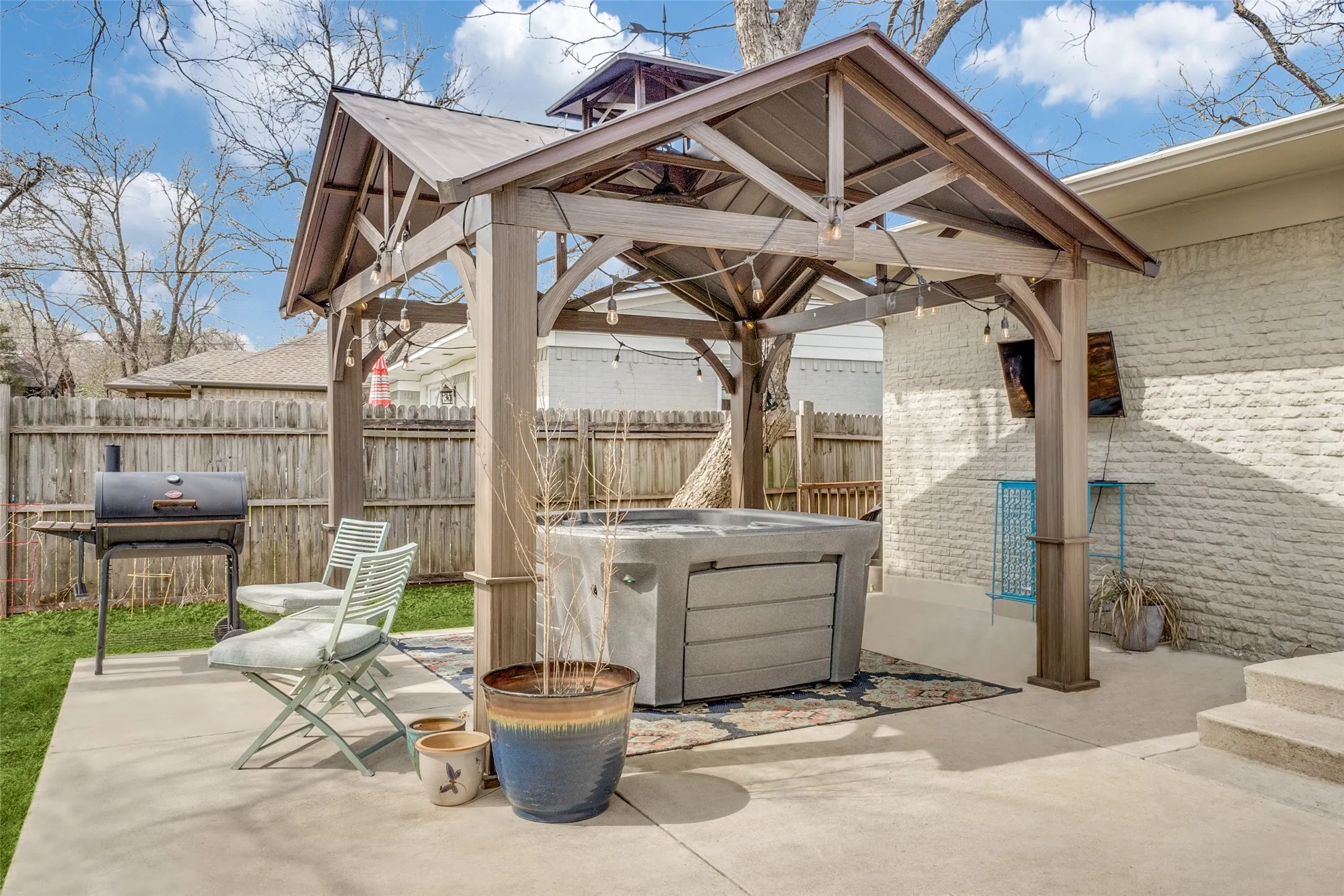 Single Family Residence For Rent in Dallas County , 2822 Materhorn Drive, Dallas, Texas 75228, 3 Bedroom, 2 Bathroom, Garage spaces, 1,458 Sqft, built in 1954, mls#21373309, Real Estate Agent in Dallas, Homes For Rent in Dallas county, Homes For Rent in Dallas, Realtor in Dallas Texas, Real Estate Brokerage Independent Realty Texas, Luminita Cordes Realtor