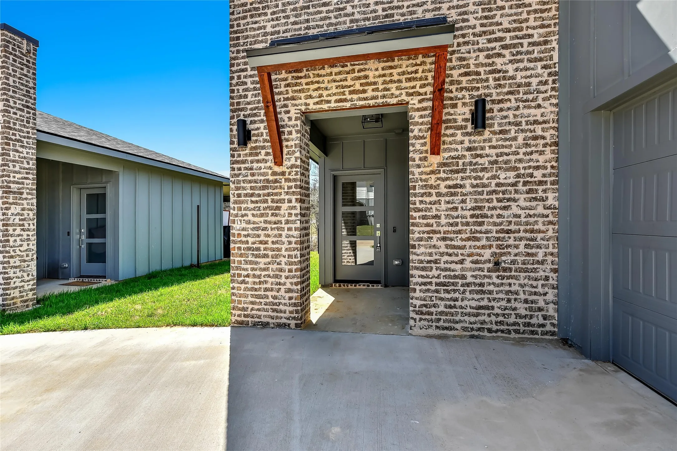 Apartment For Rent in Grayson County , 3260 W Crawford Street 102, Denison, Texas 75020, 3 Bedroom, 3 Bathroom, 2 Garage spaces, 1,389 Sqft, built in 2021, mls#21389672, Real Estate Agent in Denison, Homes For Rent in Grayson county, Homes For Rent in Denison, Realtor in Denison Texas, Real Estate Brokerage Independent Realty Texas, Luminita Cordes Realtor