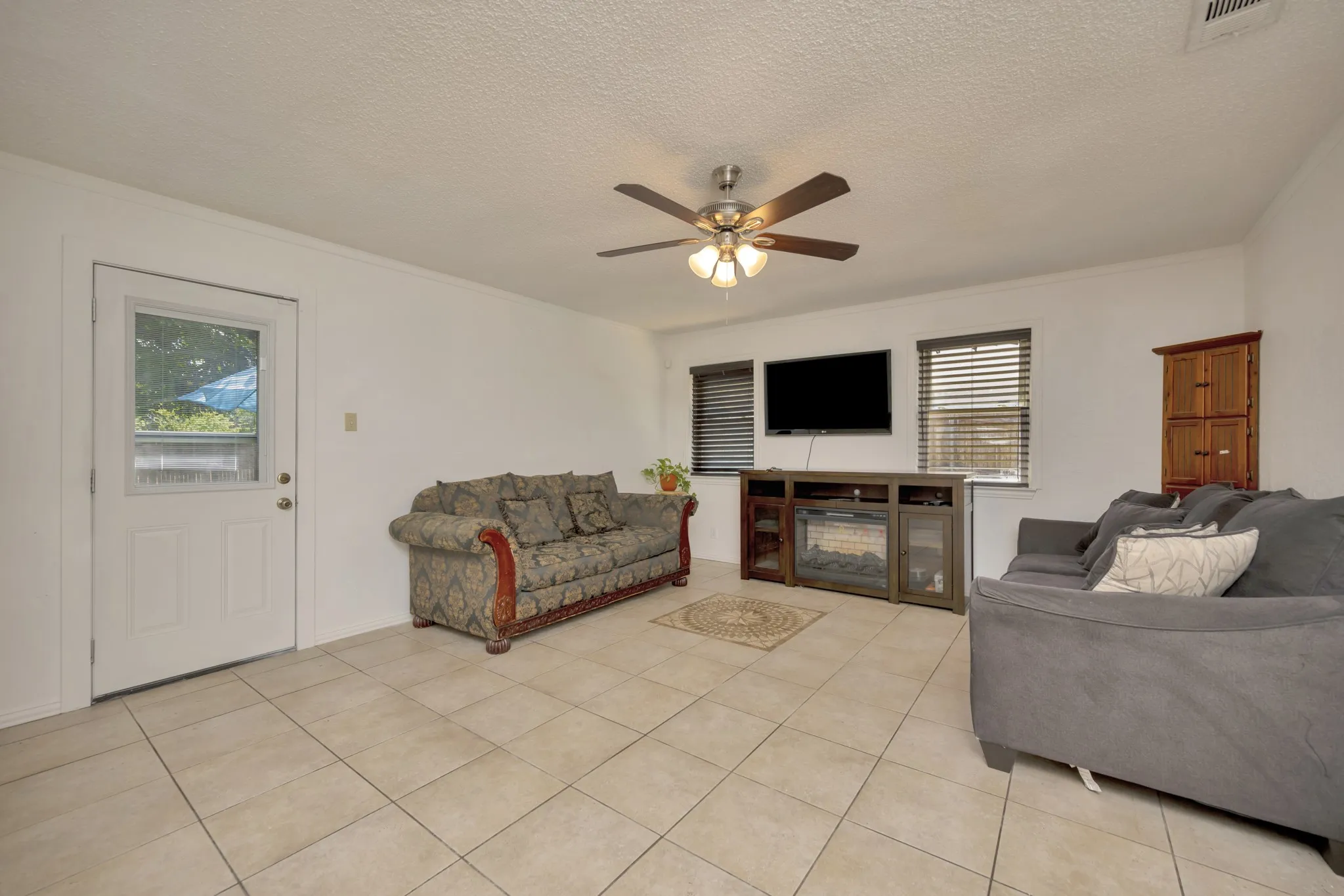 Single Family Residence For Sale in Tarrant County , 512 E Mission Street, Crowley, Texas 76036, 3 Bedroom, 2 Bathroom, 2 Garage spaces, 1,277 Sqft, built in 1964, mls#21387182, Real Estate Agent in Crowley, Homes For Sale in Tarrant county, Homes For Sale in Crowley, Realtor in Crowley Texas, Real Estate Brokerage Independent Realty Texas, Luminita Cordes Realtor
