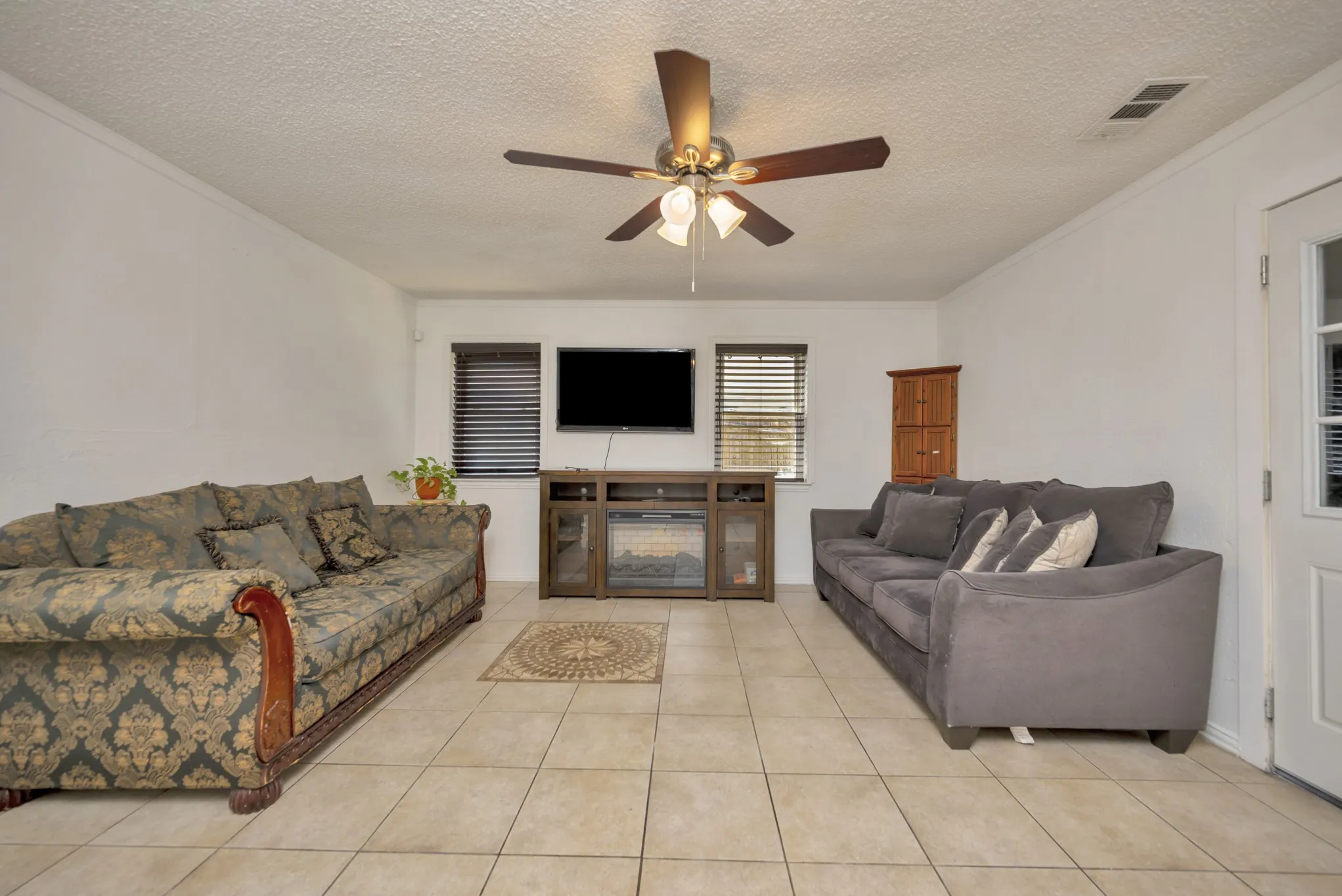 Single Family Residence For Sale in Tarrant County , 512 E Mission Street, Crowley, Texas 76036, 3 Bedroom, 2 Bathroom, 2 Garage spaces, 1,277 Sqft, built in 1964, mls#21387182, Real Estate Agent in Crowley, Homes For Sale in Tarrant county, Homes For Sale in Crowley, Realtor in Crowley Texas, Real Estate Brokerage Independent Realty Texas, Luminita Cordes Realtor