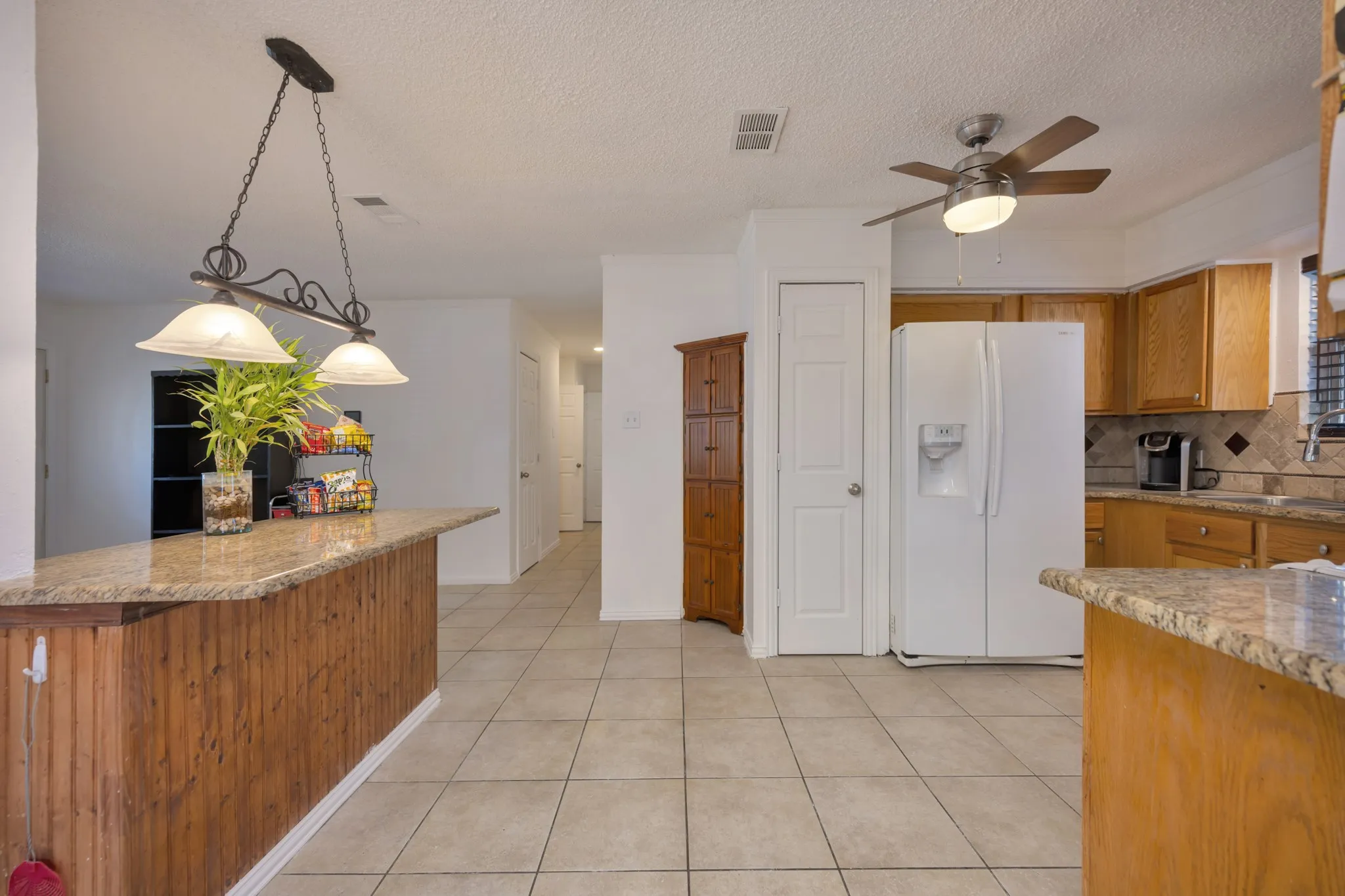 Single Family Residence For Sale in Tarrant County , 512 E Mission Street, Crowley, Texas 76036, 3 Bedroom, 2 Bathroom, 2 Garage spaces, 1,277 Sqft, built in 1964, mls#21387182, Real Estate Agent in Crowley, Homes For Sale in Tarrant county, Homes For Sale in Crowley, Realtor in Crowley Texas, Real Estate Brokerage Independent Realty Texas, Luminita Cordes Realtor
