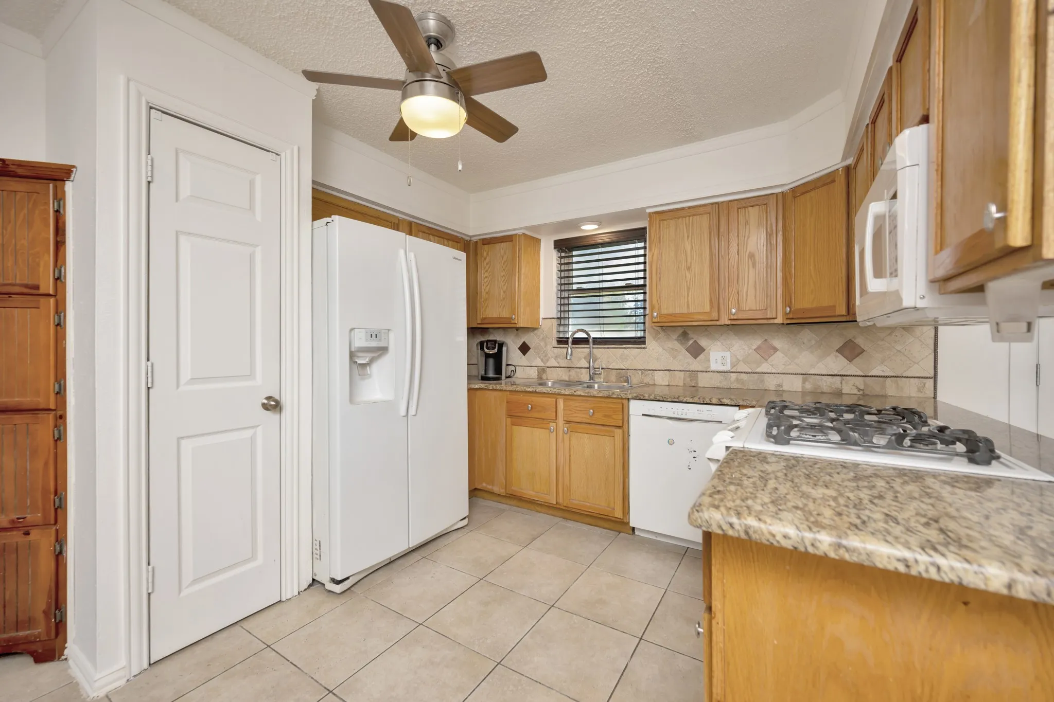 Single Family Residence For Sale in Tarrant County , 512 E Mission Street, Crowley, Texas 76036, 3 Bedroom, 2 Bathroom, 2 Garage spaces, 1,277 Sqft, built in 1964, mls#21387182, Real Estate Agent in Crowley, Homes For Sale in Tarrant county, Homes For Sale in Crowley, Realtor in Crowley Texas, Real Estate Brokerage Independent Realty Texas, Luminita Cordes Realtor