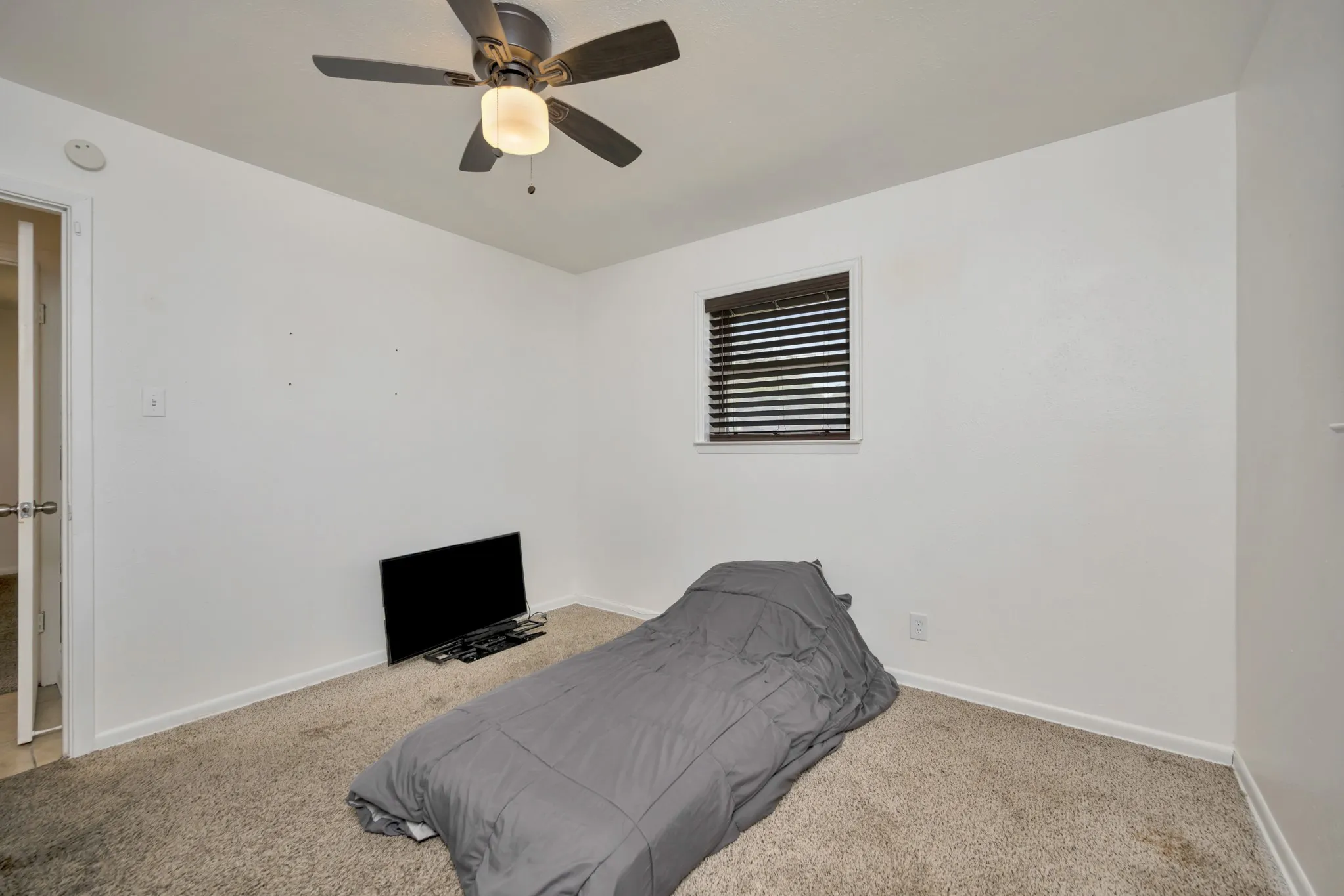 Single Family Residence For Sale in Tarrant County , 512 E Mission Street, Crowley, Texas 76036, 3 Bedroom, 2 Bathroom, 2 Garage spaces, 1,277 Sqft, built in 1964, mls#21387182, Real Estate Agent in Crowley, Homes For Sale in Tarrant county, Homes For Sale in Crowley, Realtor in Crowley Texas, Real Estate Brokerage Independent Realty Texas, Luminita Cordes Realtor