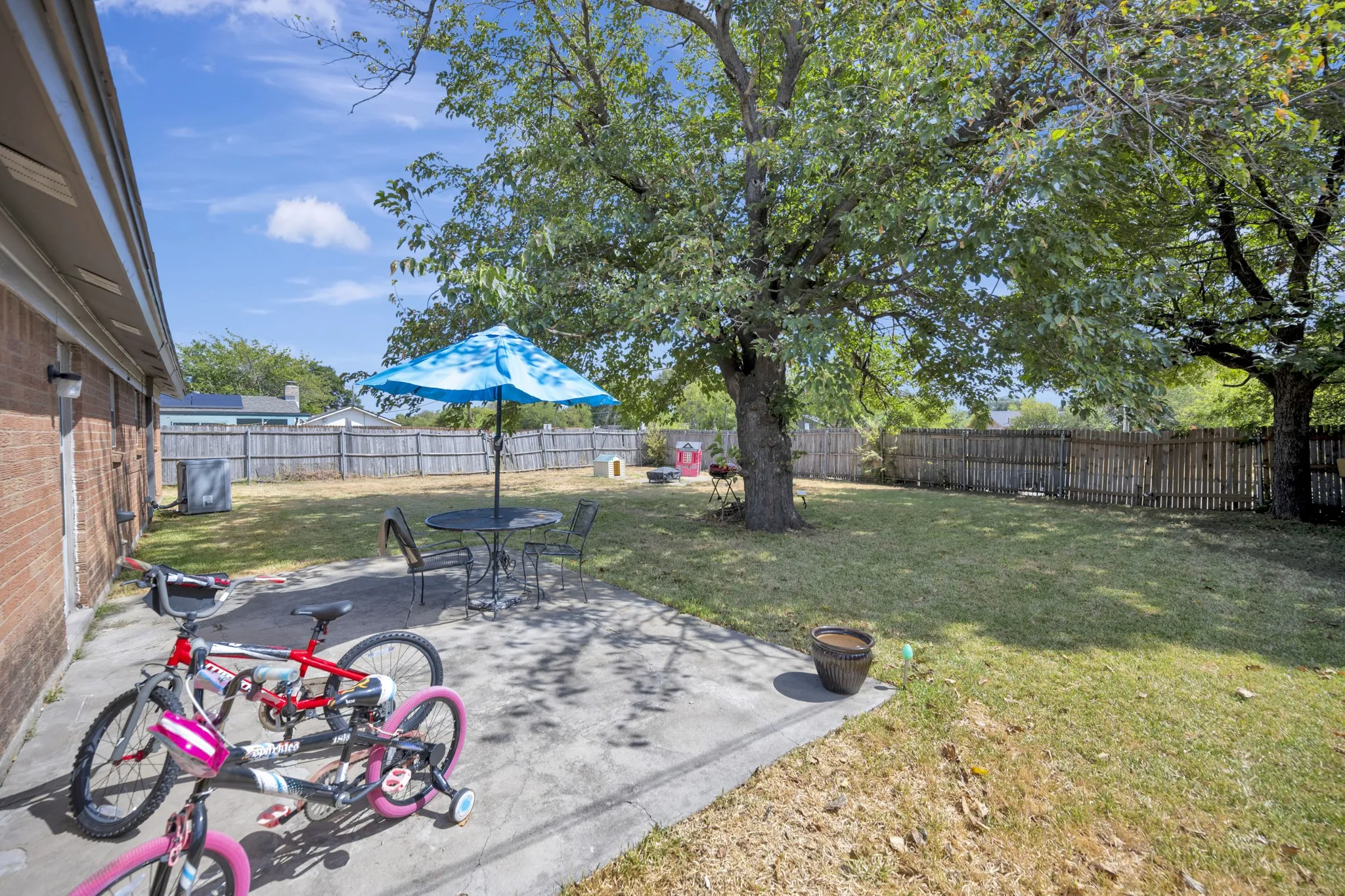 Single Family Residence For Sale in Tarrant County , 512 E Mission Street, Crowley, Texas 76036, 3 Bedroom, 2 Bathroom, 2 Garage spaces, 1,277 Sqft, built in 1964, mls#21387182, Real Estate Agent in Crowley, Homes For Sale in Tarrant county, Homes For Sale in Crowley, Realtor in Crowley Texas, Real Estate Brokerage Independent Realty Texas, Luminita Cordes Realtor