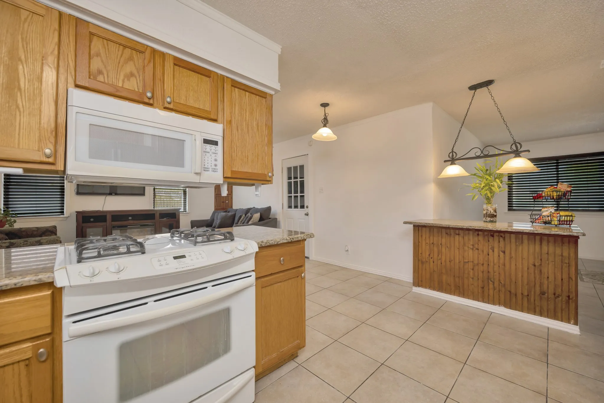 Single Family Residence For Sale in Tarrant County , 512 E Mission Street, Crowley, Texas 76036, 3 Bedroom, 2 Bathroom, 2 Garage spaces, 1,277 Sqft, built in 1964, mls#21387182, Real Estate Agent in Crowley, Homes For Sale in Tarrant county, Homes For Sale in Crowley, Realtor in Crowley Texas, Real Estate Brokerage Independent Realty Texas, Luminita Cordes Realtor