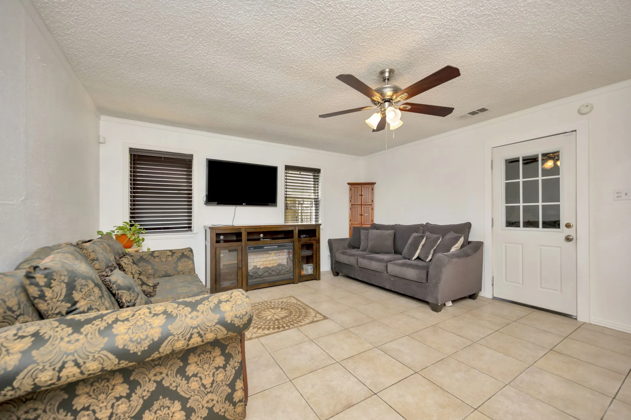 Single Family Residence For Sale in Tarrant County , 512 E Mission Street, Crowley, Texas 76036, 3 Bedroom, 2 Bathroom, 2 Garage spaces, 1,277 Sqft, built in 1964, mls#21387182, Real Estate Agent in Crowley, Homes For Sale in Tarrant county, Homes For Sale in Crowley, Realtor in Crowley Texas, Real Estate Brokerage Independent Realty Texas, Luminita Cordes Realtor