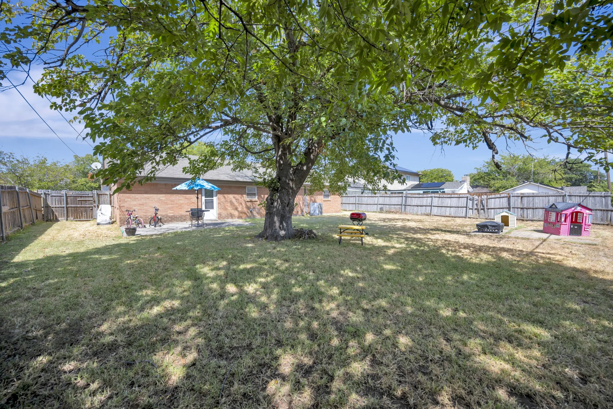 Single Family Residence For Sale in Tarrant County , 512 E Mission Street, Crowley, Texas 76036, 3 Bedroom, 2 Bathroom, 2 Garage spaces, 1,277 Sqft, built in 1964, mls#21387182, Real Estate Agent in Crowley, Homes For Sale in Tarrant county, Homes For Sale in Crowley, Realtor in Crowley Texas, Real Estate Brokerage Independent Realty Texas, Luminita Cordes Realtor