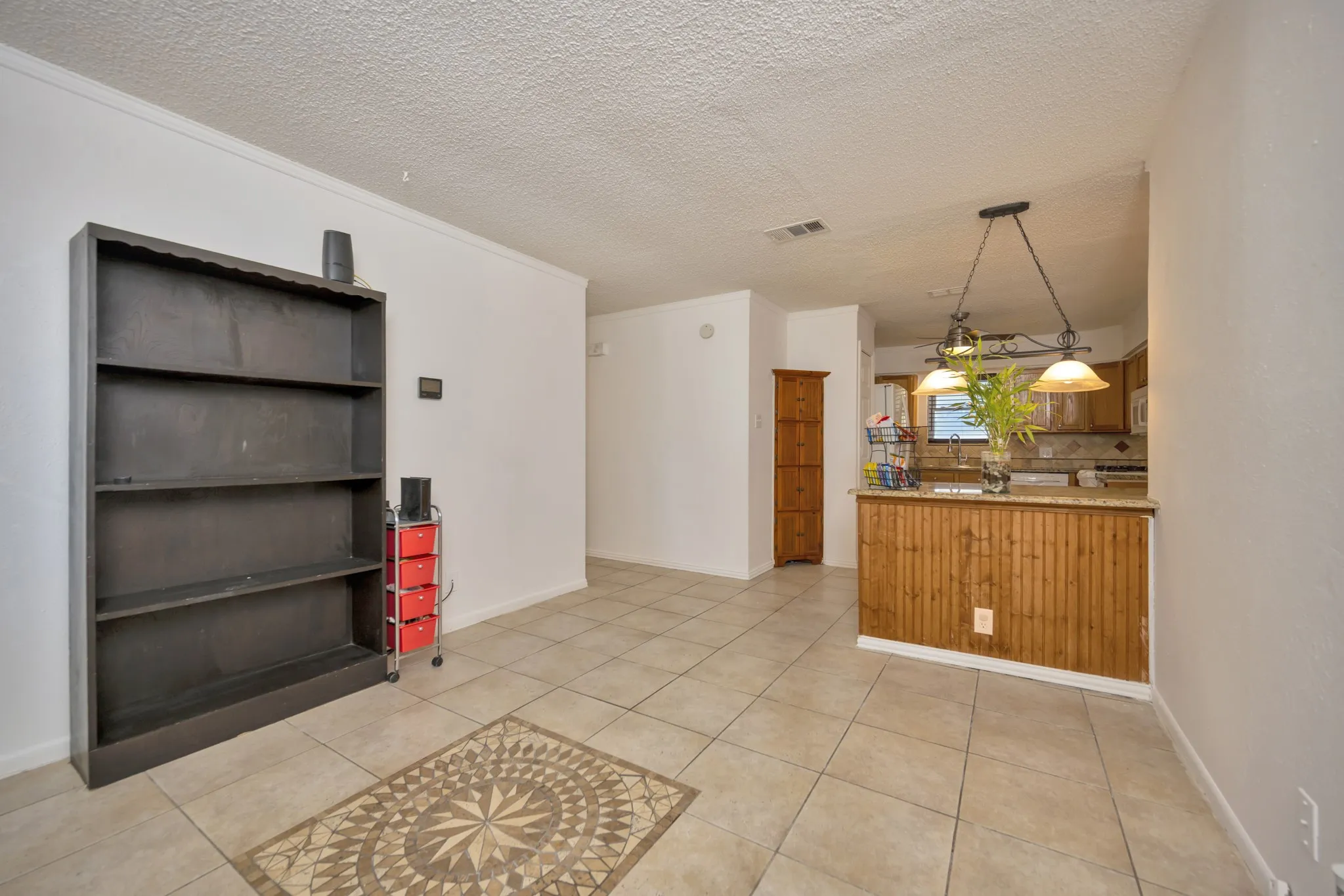 Single Family Residence For Sale in Tarrant County , 512 E Mission Street, Crowley, Texas 76036, 3 Bedroom, 2 Bathroom, 2 Garage spaces, 1,277 Sqft, built in 1964, mls#21387182, Real Estate Agent in Crowley, Homes For Sale in Tarrant county, Homes For Sale in Crowley, Realtor in Crowley Texas, Real Estate Brokerage Independent Realty Texas, Luminita Cordes Realtor