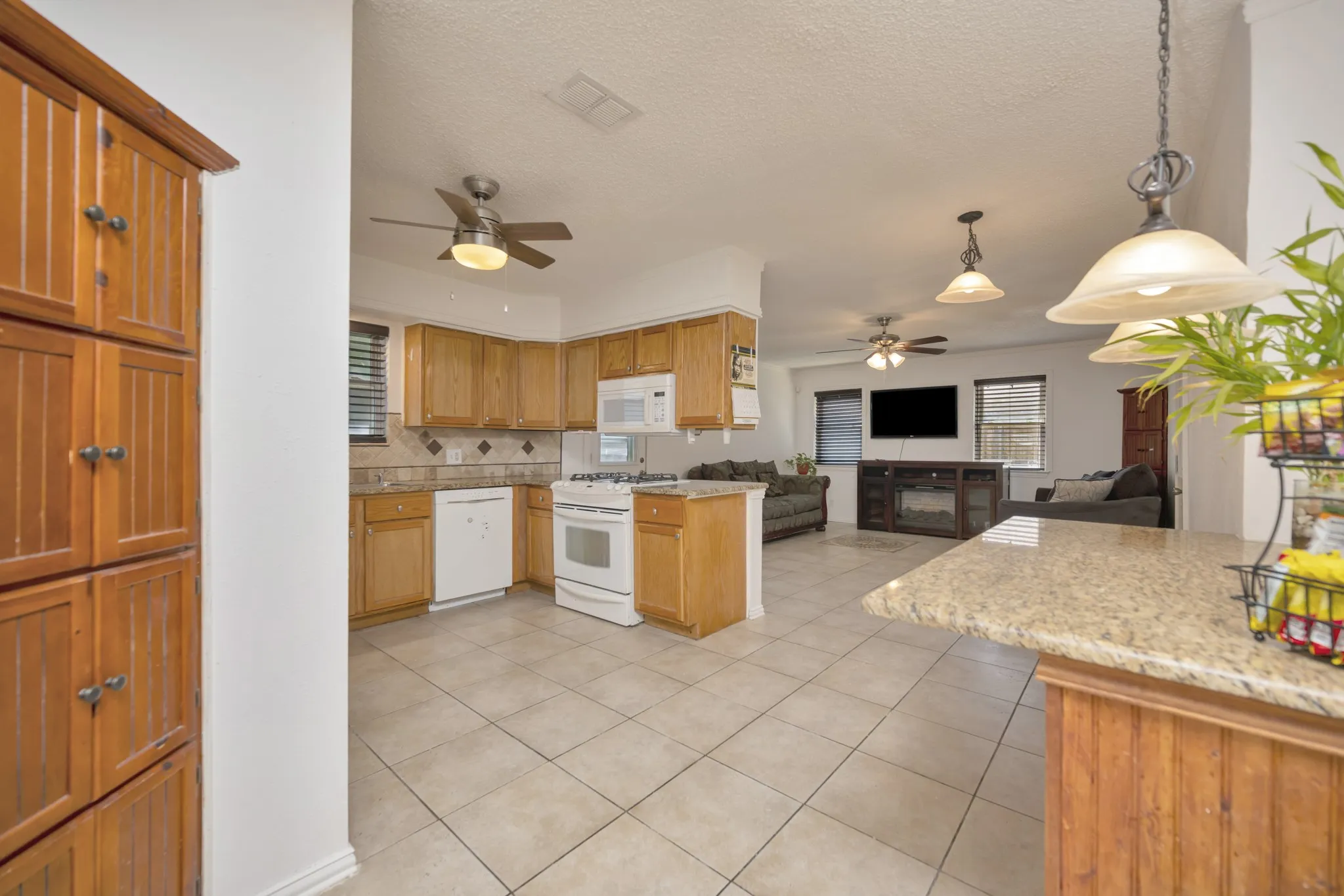 Single Family Residence For Sale in Tarrant County , 512 E Mission Street, Crowley, Texas 76036, 3 Bedroom, 2 Bathroom, 2 Garage spaces, 1,277 Sqft, built in 1964, mls#21387182, Real Estate Agent in Crowley, Homes For Sale in Tarrant county, Homes For Sale in Crowley, Realtor in Crowley Texas, Real Estate Brokerage Independent Realty Texas, Luminita Cordes Realtor