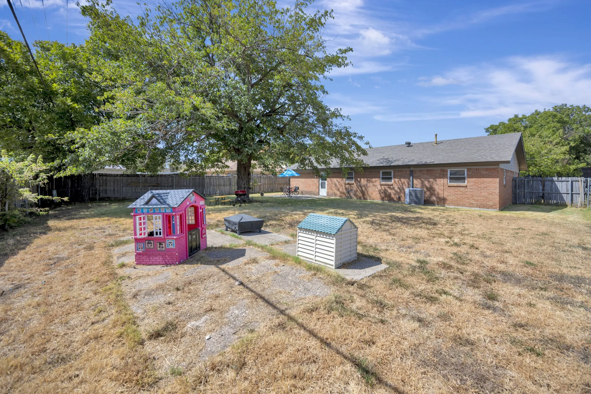 Single Family Residence For Sale in Tarrant County , 512 E Mission Street, Crowley, Texas 76036, 3 Bedroom, 2 Bathroom, 2 Garage spaces, 1,277 Sqft, built in 1964, mls#21387182, Real Estate Agent in Crowley, Homes For Sale in Tarrant county, Homes For Sale in Crowley, Realtor in Crowley Texas, Real Estate Brokerage Independent Realty Texas, Luminita Cordes Realtor