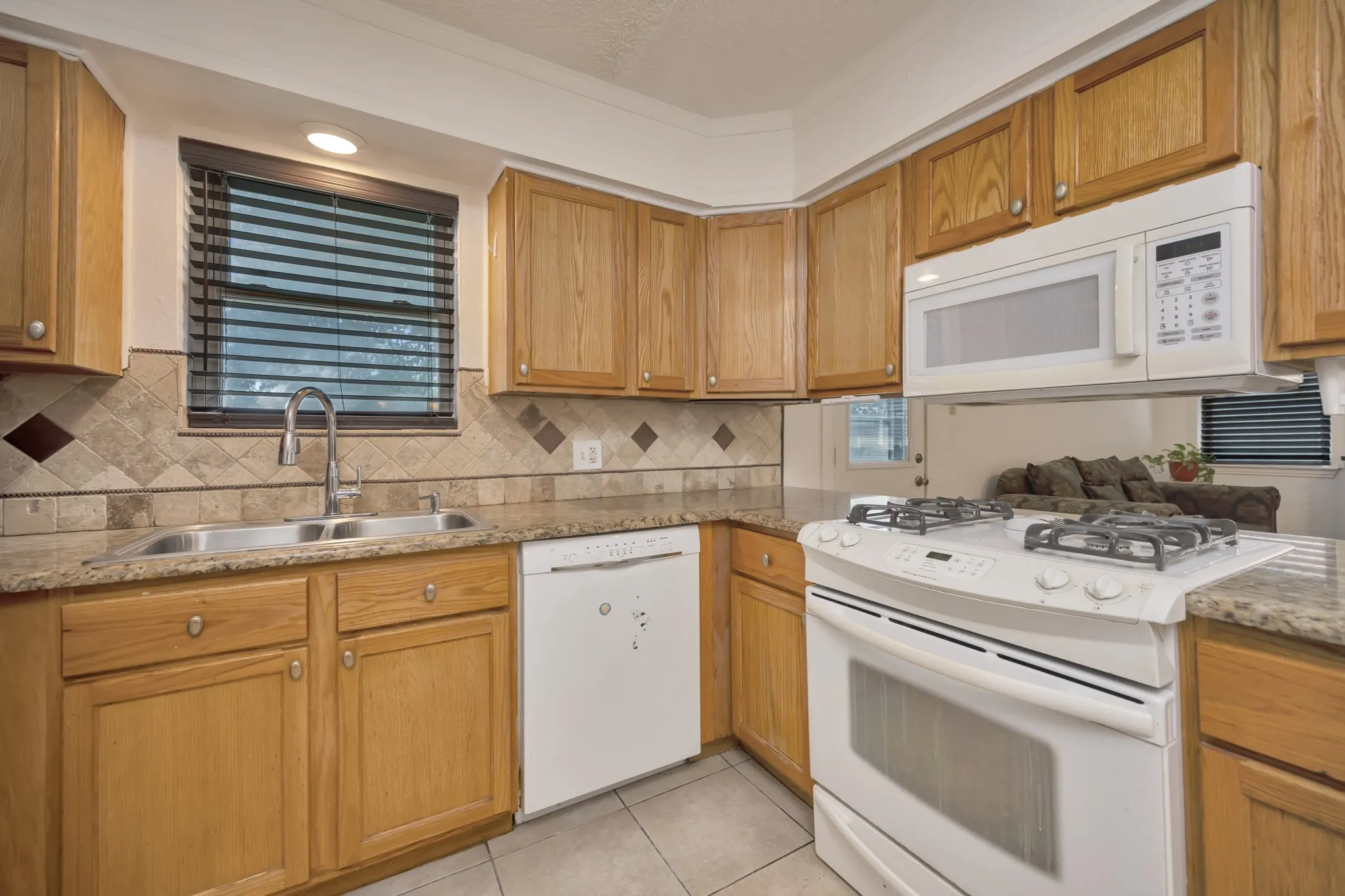 Single Family Residence For Sale in Tarrant County , 512 E Mission Street, Crowley, Texas 76036, 3 Bedroom, 2 Bathroom, 2 Garage spaces, 1,277 Sqft, built in 1964, mls#21387182, Real Estate Agent in Crowley, Homes For Sale in Tarrant county, Homes For Sale in Crowley, Realtor in Crowley Texas, Real Estate Brokerage Independent Realty Texas, Luminita Cordes Realtor