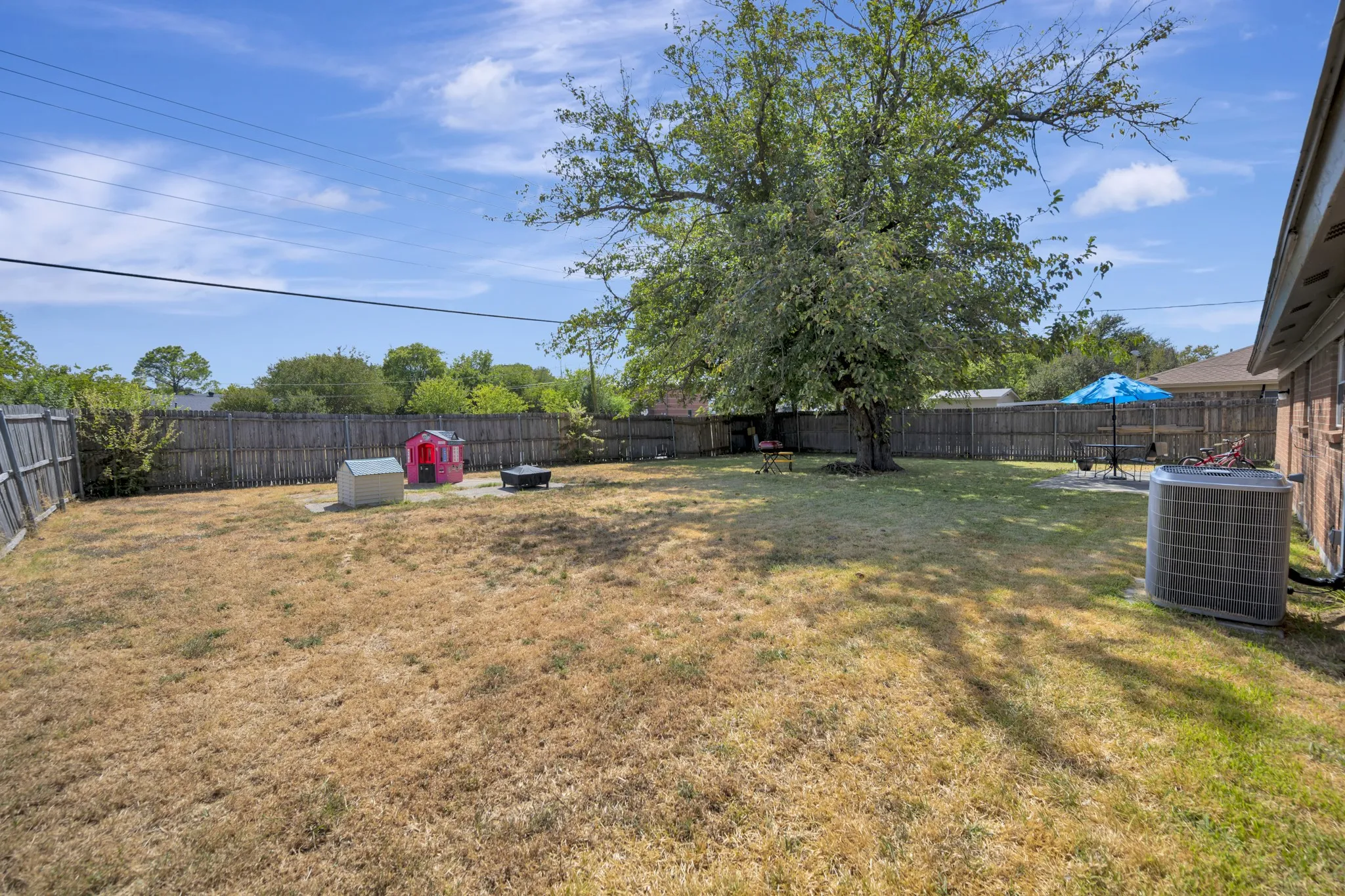 Single Family Residence For Sale in Tarrant County , 512 E Mission Street, Crowley, Texas 76036, 3 Bedroom, 2 Bathroom, 2 Garage spaces, 1,277 Sqft, built in 1964, mls#21387182, Real Estate Agent in Crowley, Homes For Sale in Tarrant county, Homes For Sale in Crowley, Realtor in Crowley Texas, Real Estate Brokerage Independent Realty Texas, Luminita Cordes Realtor