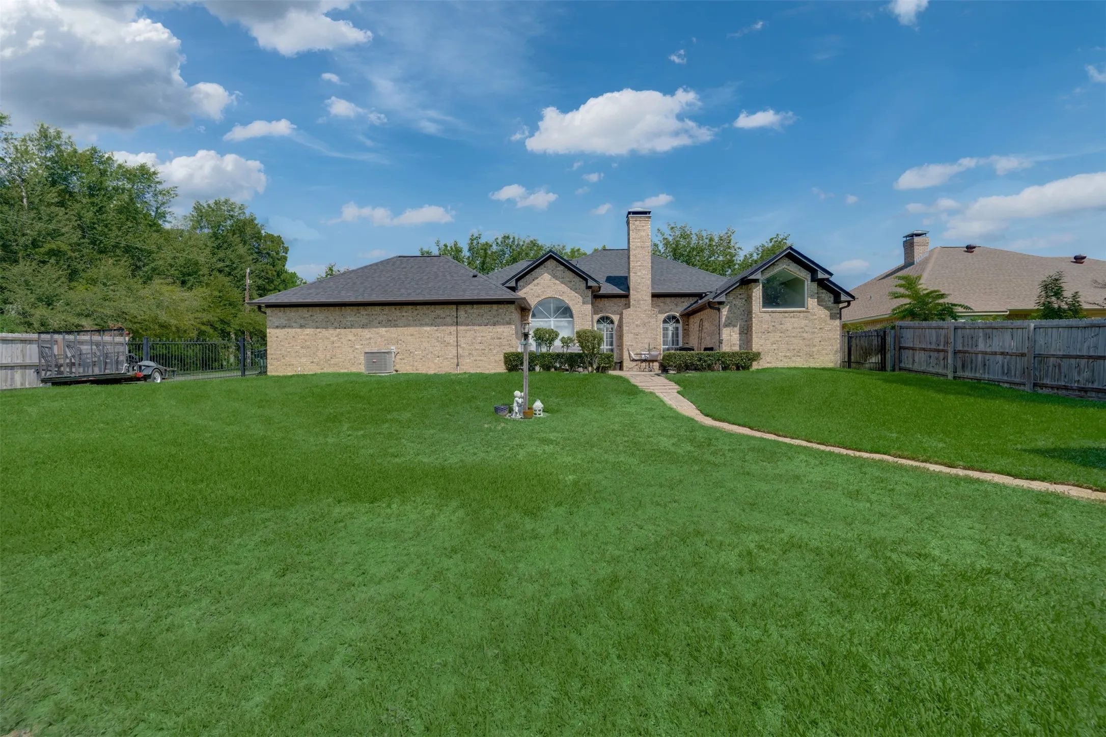 Single Family Residence For Sale in Smith County , 1318 Spring Branch Drive, Tyler, Texas 75703, 4 Bedroom, 2 Bathroom, 2 Garage spaces, 2,298 Sqft, built in 1992, mls#21389571, Real Estate Agent in Tyler, Homes For Sale in Smith county, Homes For Sale in Tyler, Realtor in Tyler Texas, Real Estate Brokerage Independent Realty Texas, Luminita Cordes Realtor