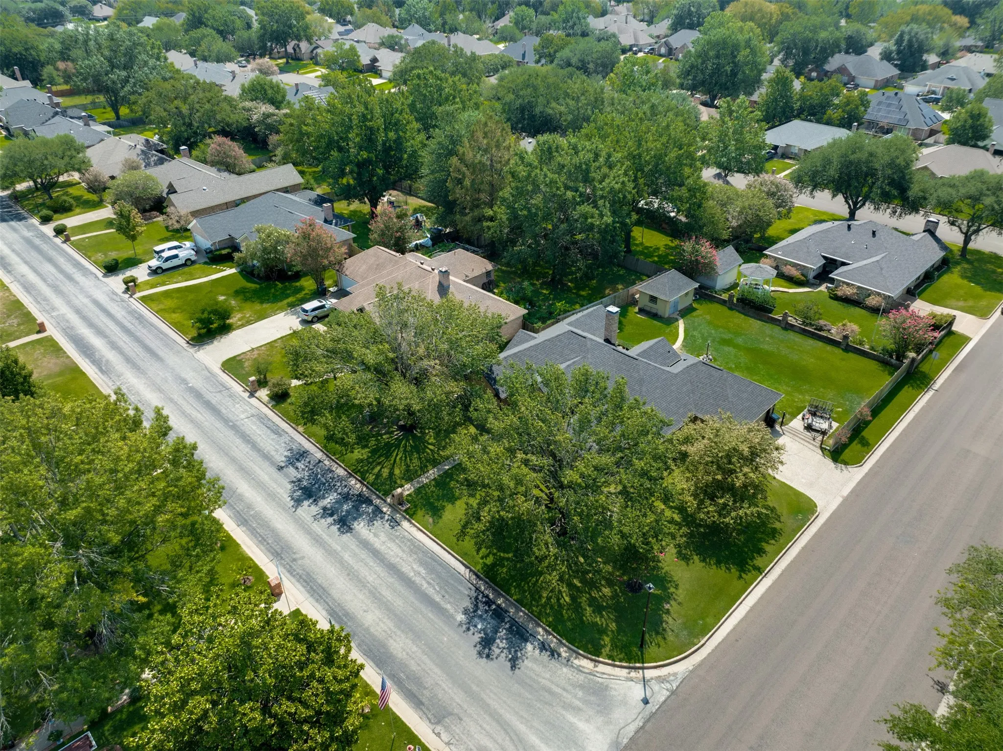 Single Family Residence For Sale in Smith County , 1318 Spring Branch Drive, Tyler, Texas 75703, 4 Bedroom, 2 Bathroom, 2 Garage spaces, 2,298 Sqft, built in 1992, mls#21389571, Real Estate Agent in Tyler, Homes For Sale in Smith county, Homes For Sale in Tyler, Realtor in Tyler Texas, Real Estate Brokerage Independent Realty Texas, Luminita Cordes Realtor