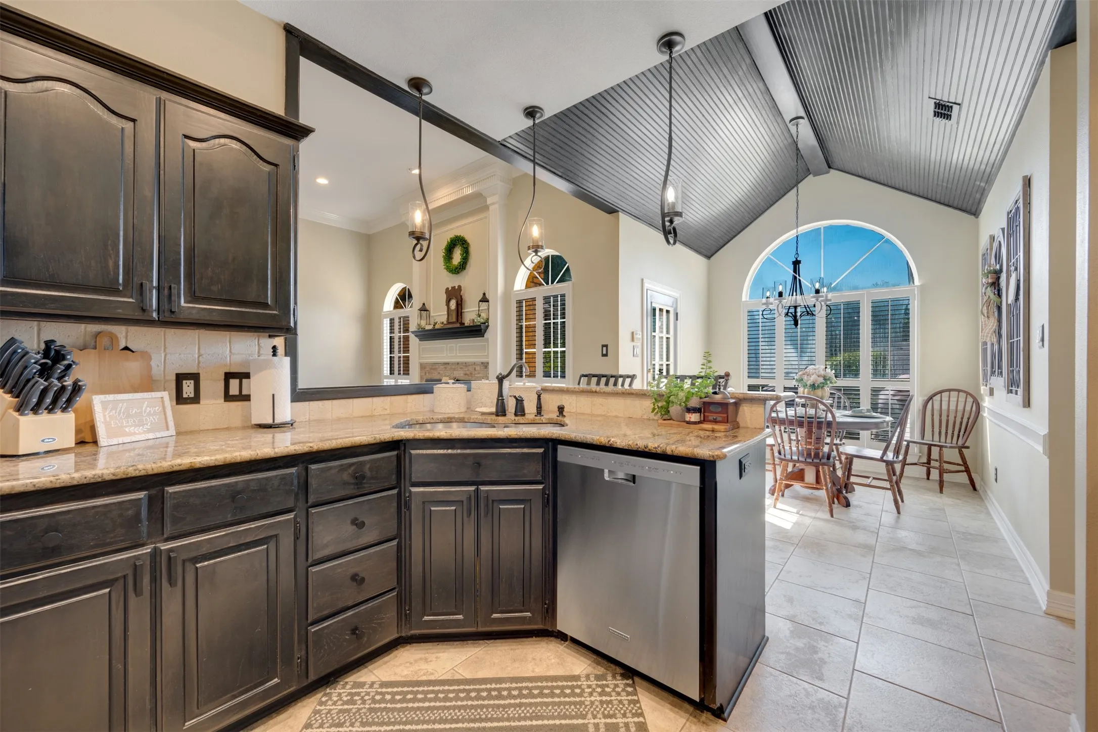 Single Family Residence For Sale in Smith County , 1318 Spring Branch Drive, Tyler, Texas 75703, 4 Bedroom, 2 Bathroom, 2 Garage spaces, 2,298 Sqft, built in 1992, mls#21389571, Real Estate Agent in Tyler, Homes For Sale in Smith county, Homes For Sale in Tyler, Realtor in Tyler Texas, Real Estate Brokerage Independent Realty Texas, Luminita Cordes Realtor